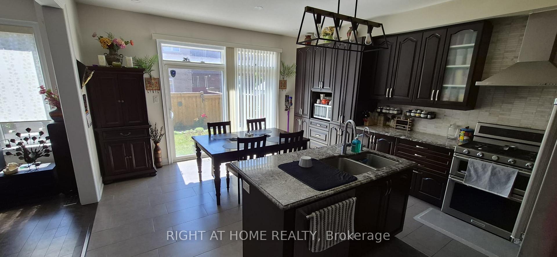 Photo 6 of 33 Abercrombie Crescent, Brampton, Northwest Brampton — HOMEH
