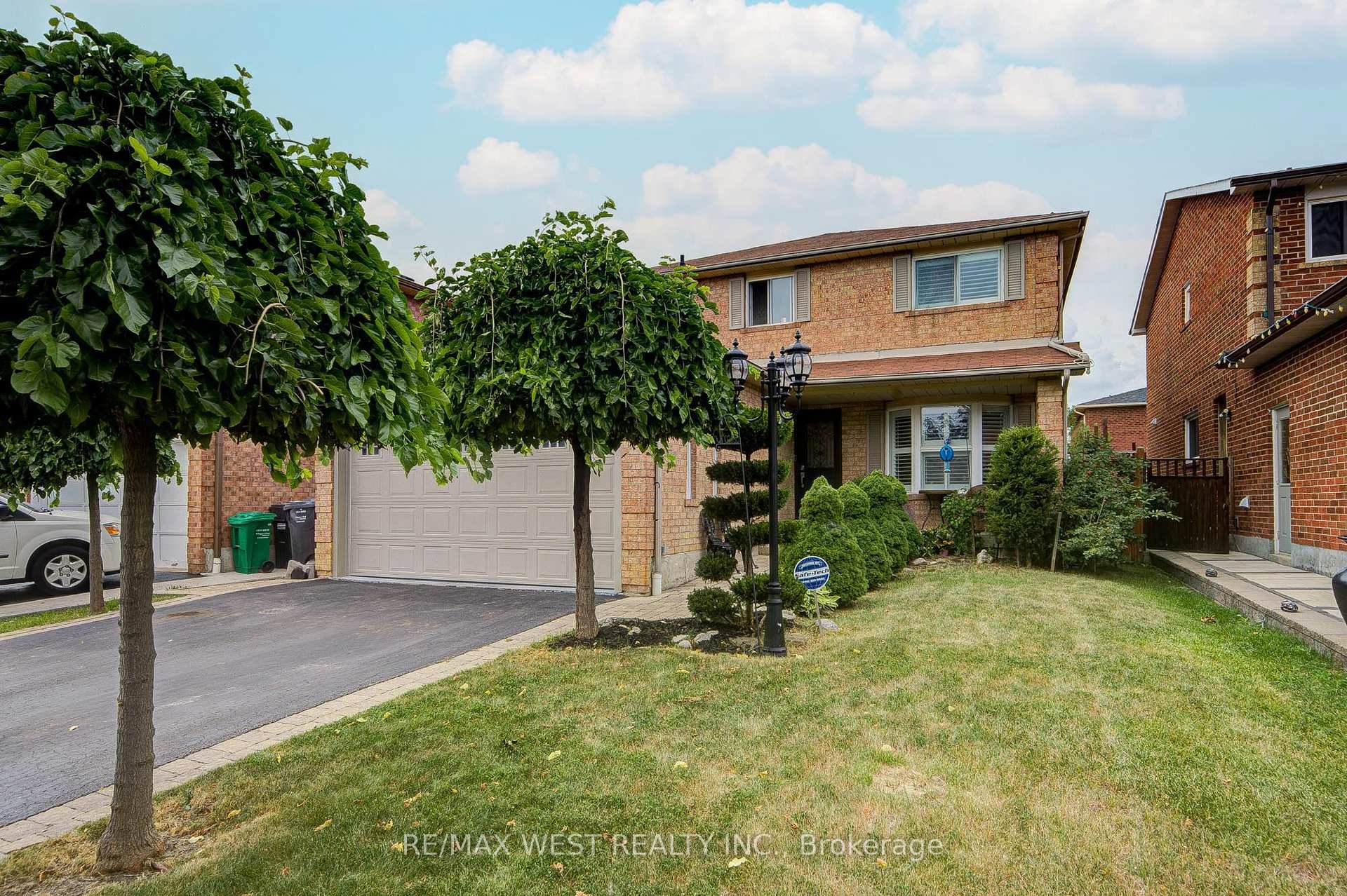 Photo 2 of 8 Ballycastle Crescent, Brampton, Heart Lake West — HOMEH