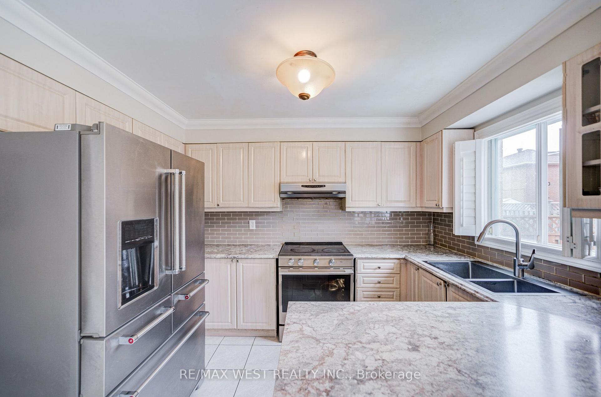 Photo 23 of 8 Ballycastle Crescent, Brampton, Heart Lake West — HOMEH