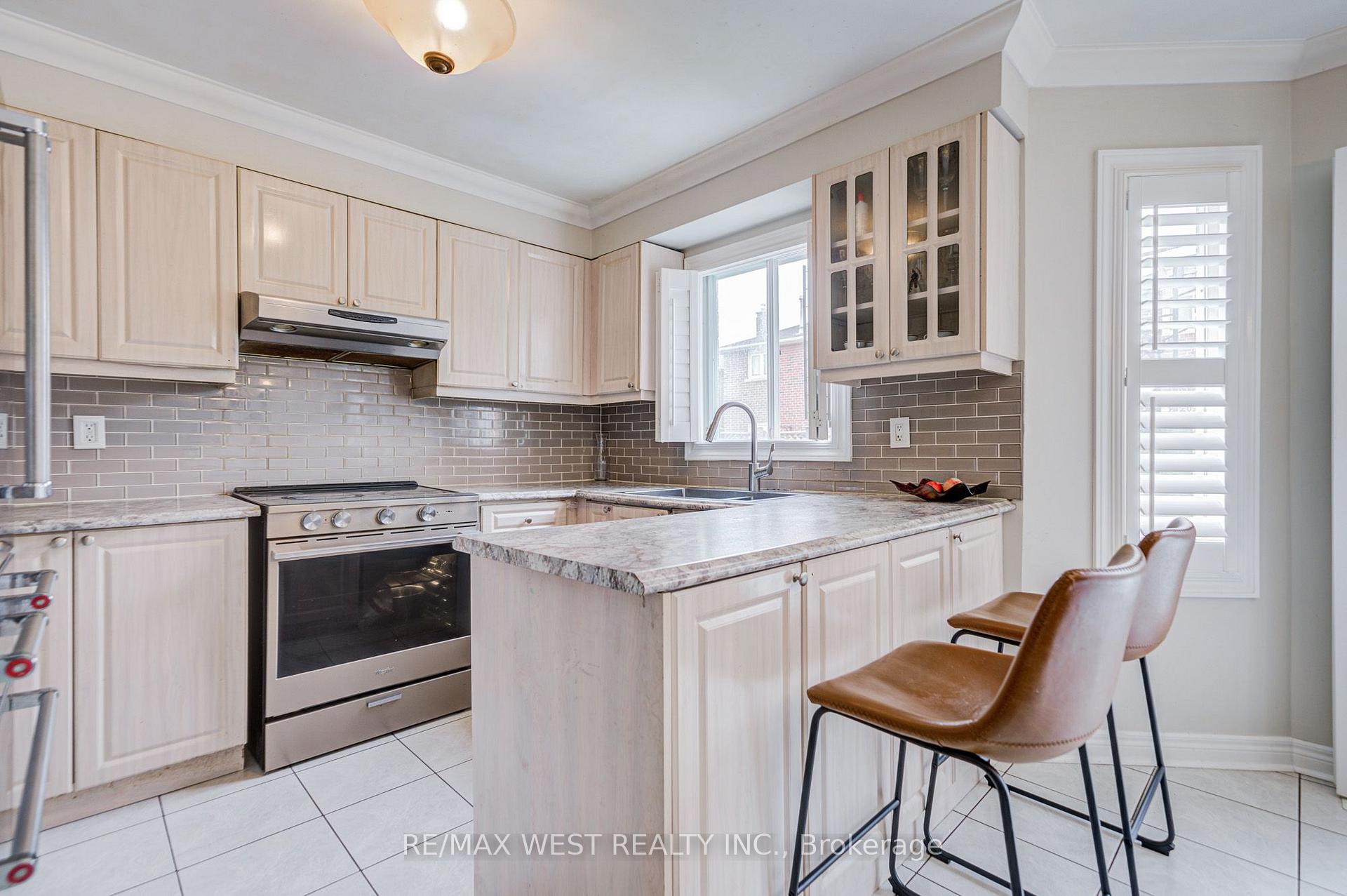 Photo 24 of 8 Ballycastle Crescent, Brampton, Heart Lake West — HOMEH