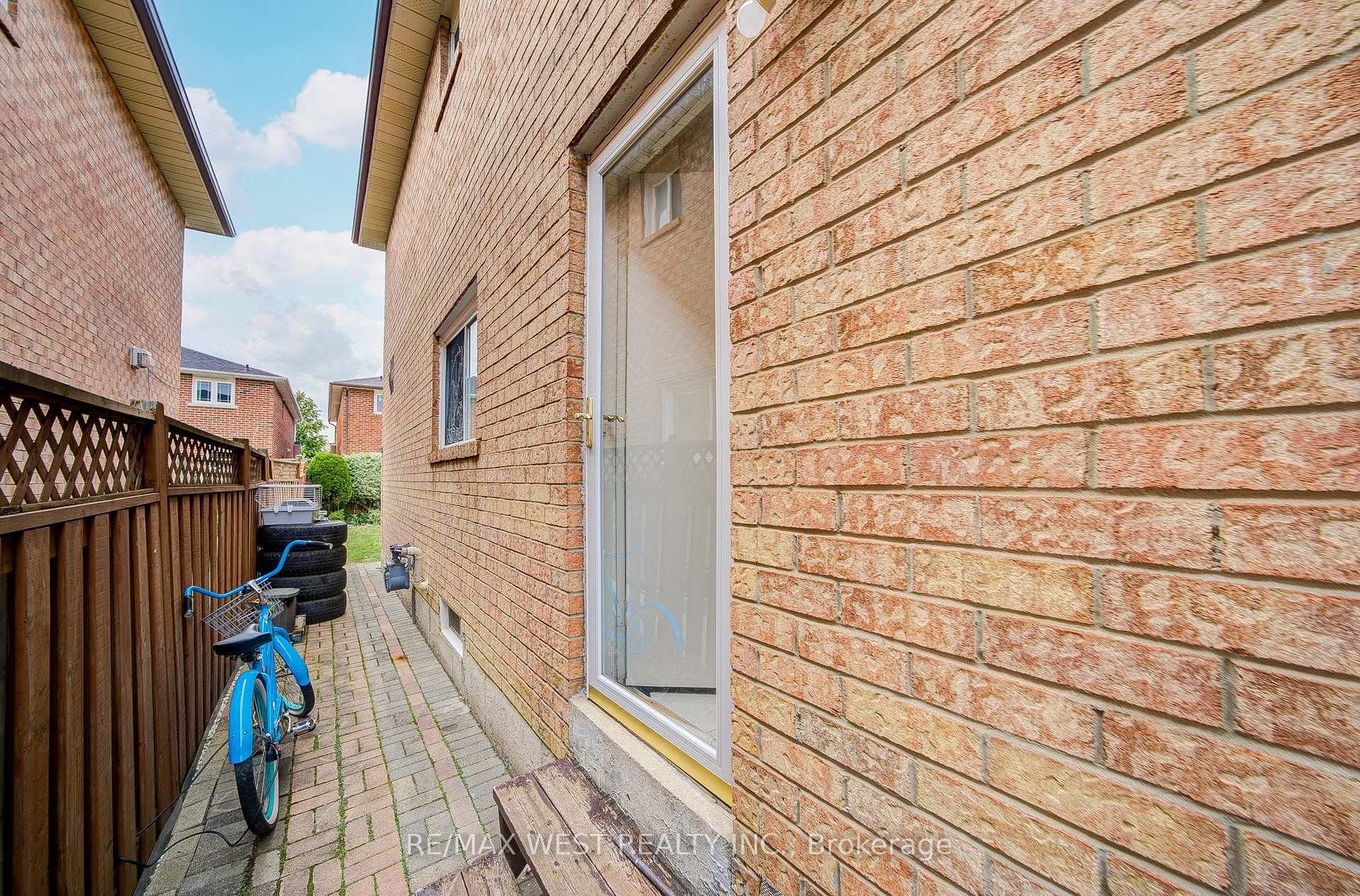 Photo 38 of 8 Ballycastle Crescent, Brampton, Heart Lake West — HOMEH