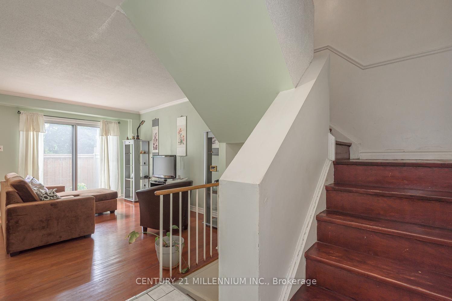 Photo 5 of 336 Fleetwood Crescent, Brampton, Southgate — HOMEH