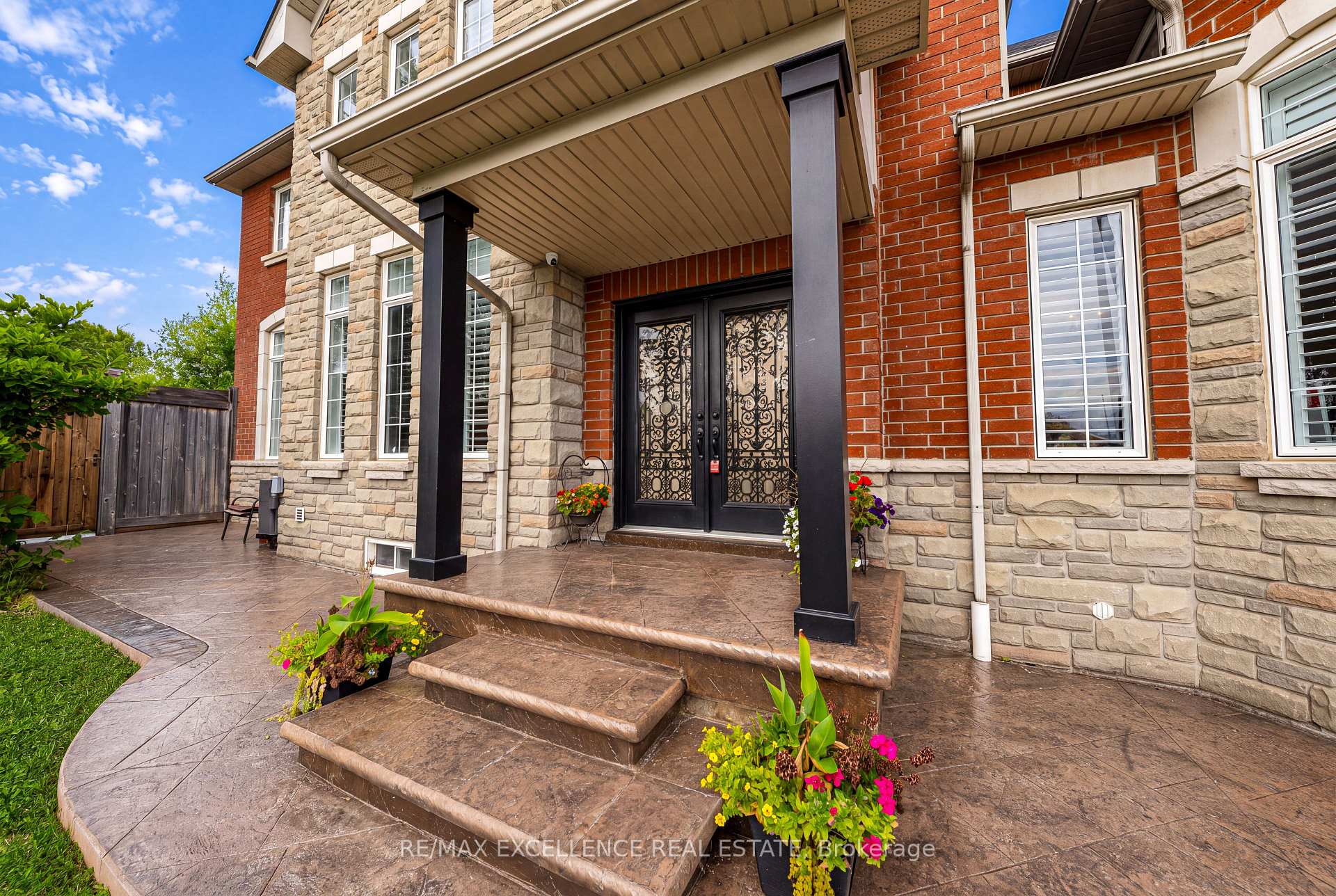 Photo 4 of 88 Oblate Crescent, Brampton, Bram West — HOMEH