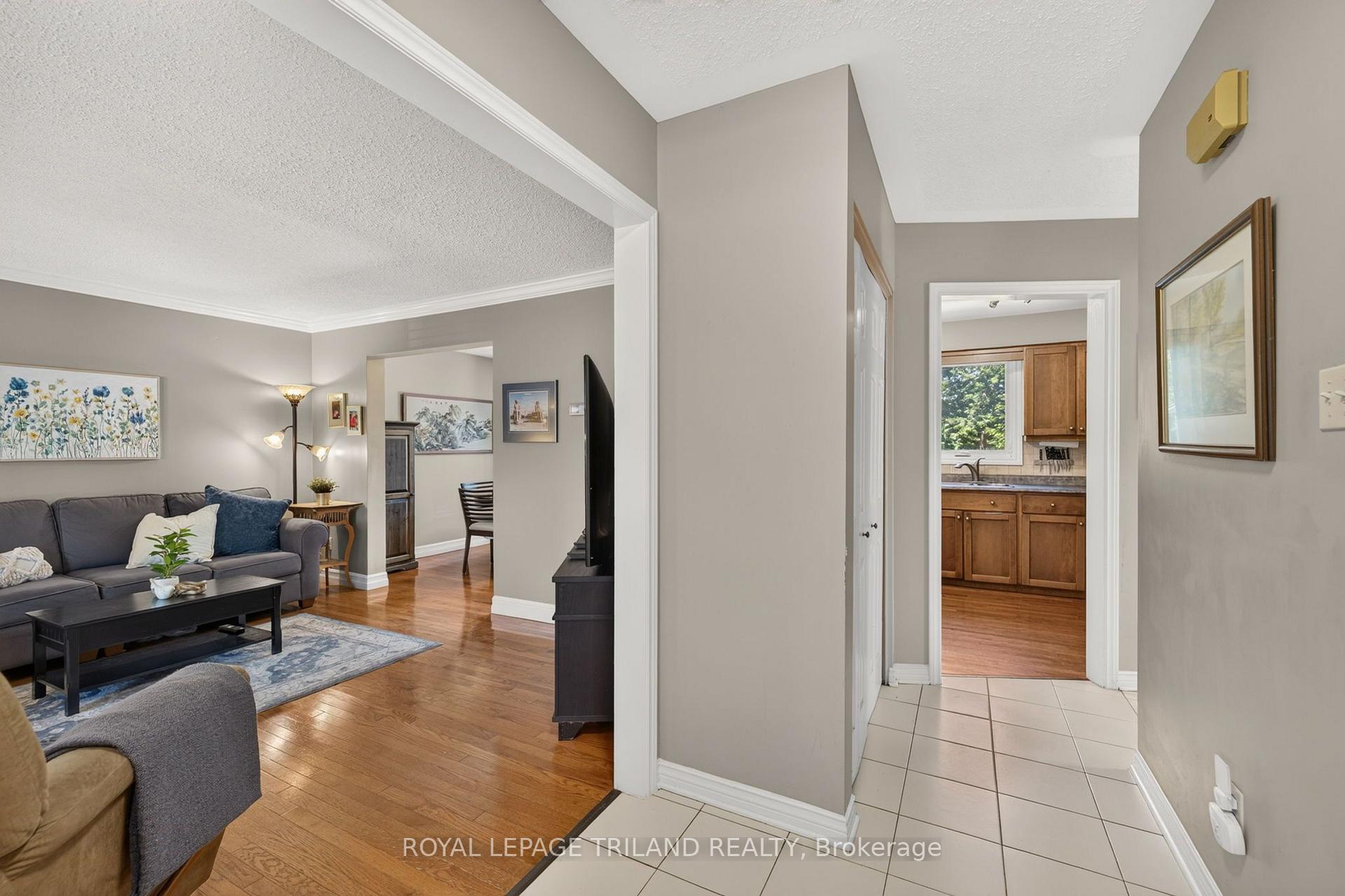 Photo 6 of 1077 Mahogany Crescent, London, North P — HOMEH