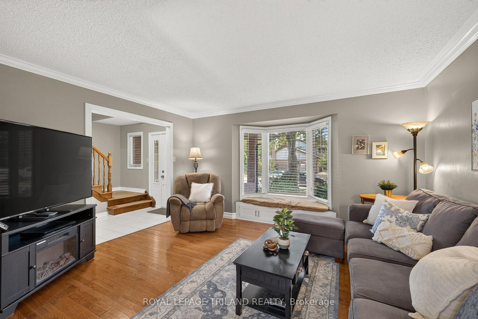 Photo 8 of 1077 Mahogany Crescent, London, North P — HOMEH