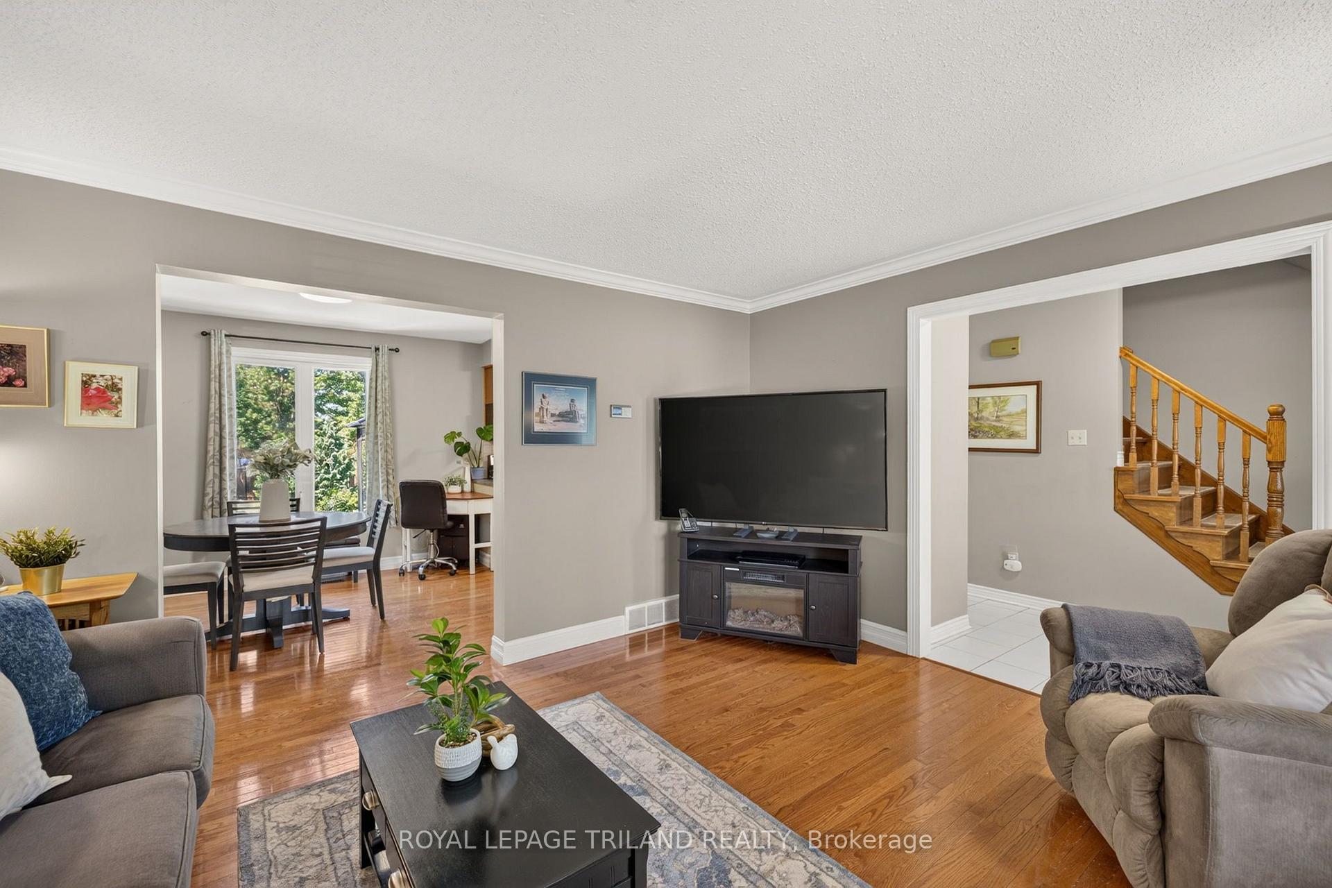 Photo 9 of 1077 Mahogany Crescent, London, North P — HOMEH
