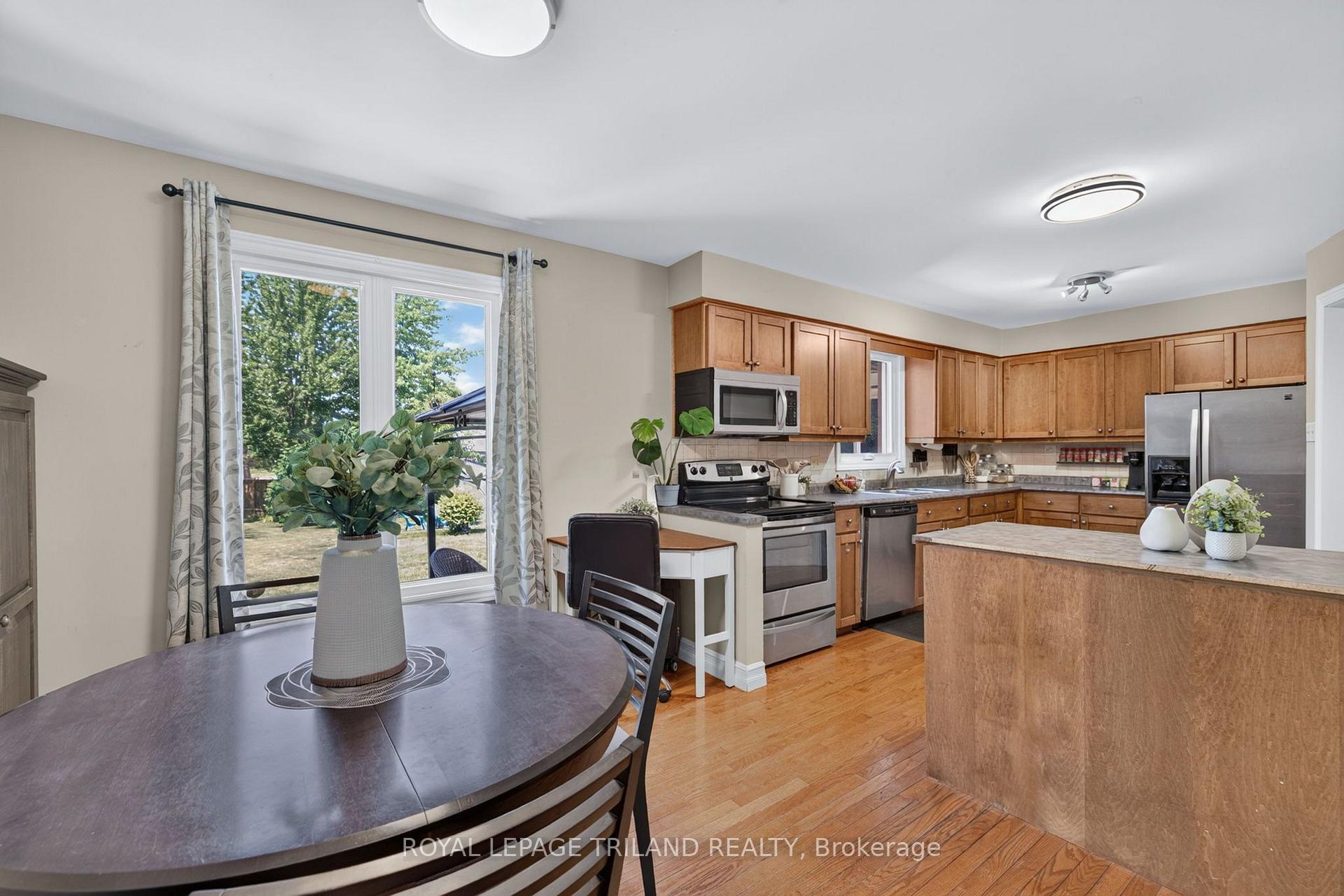 Photo 11 of 1077 Mahogany Crescent, London, North P — HOMEH