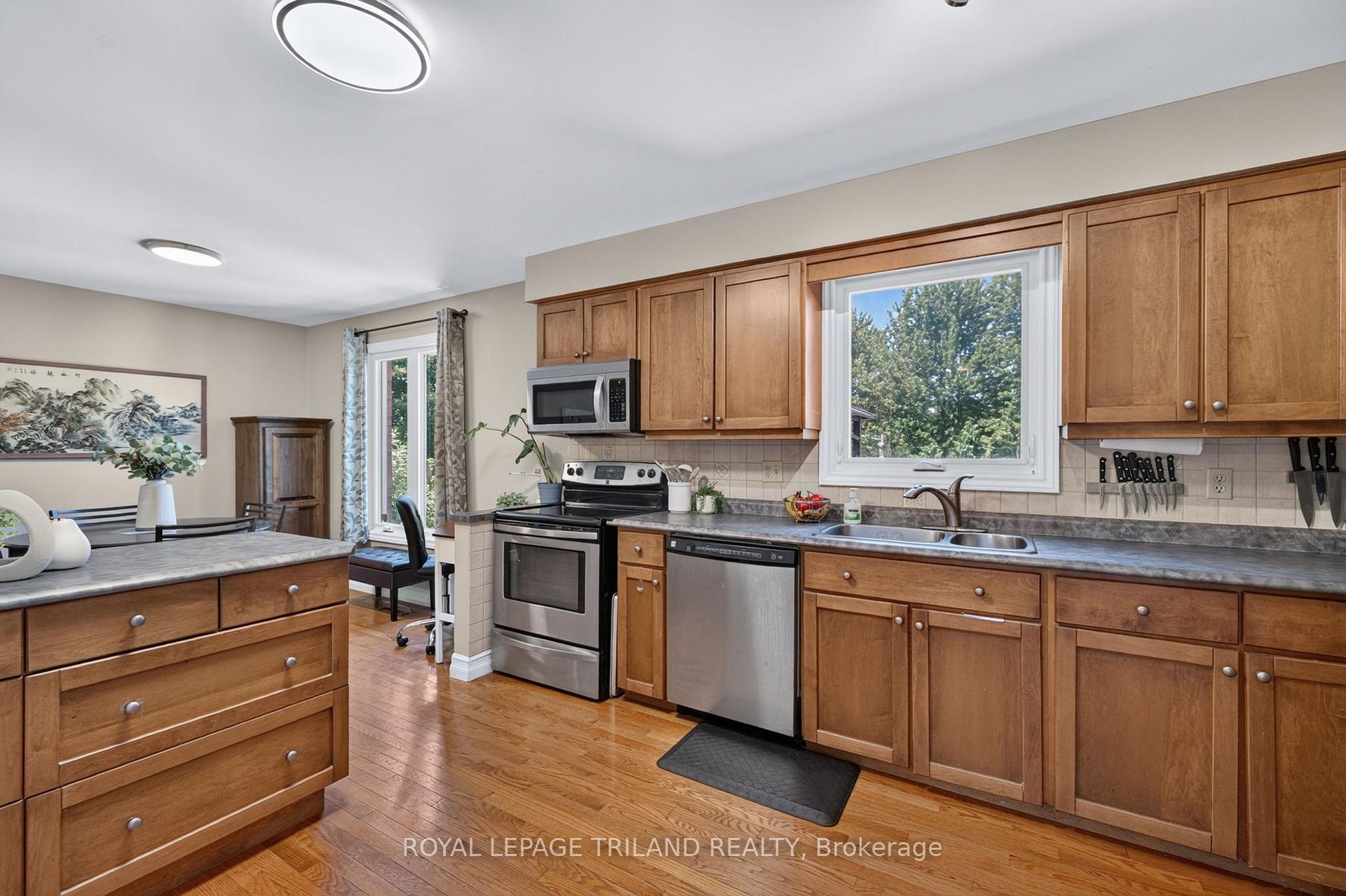 Photo 12 of 1077 Mahogany Crescent, London, North P — HOMEH