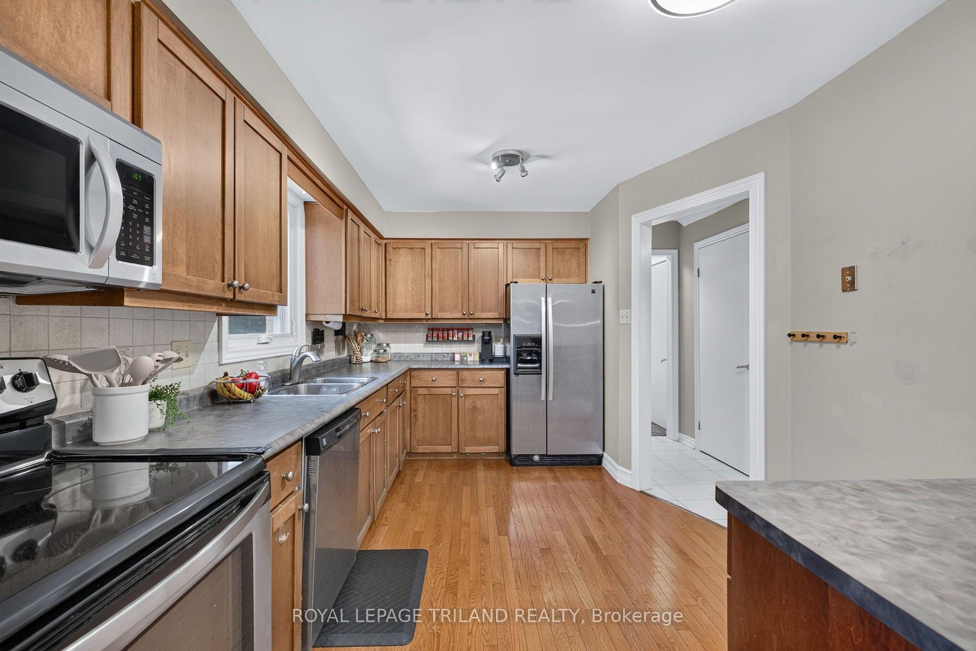 Photo 13 of 1077 Mahogany Crescent, London, North P — HOMEH