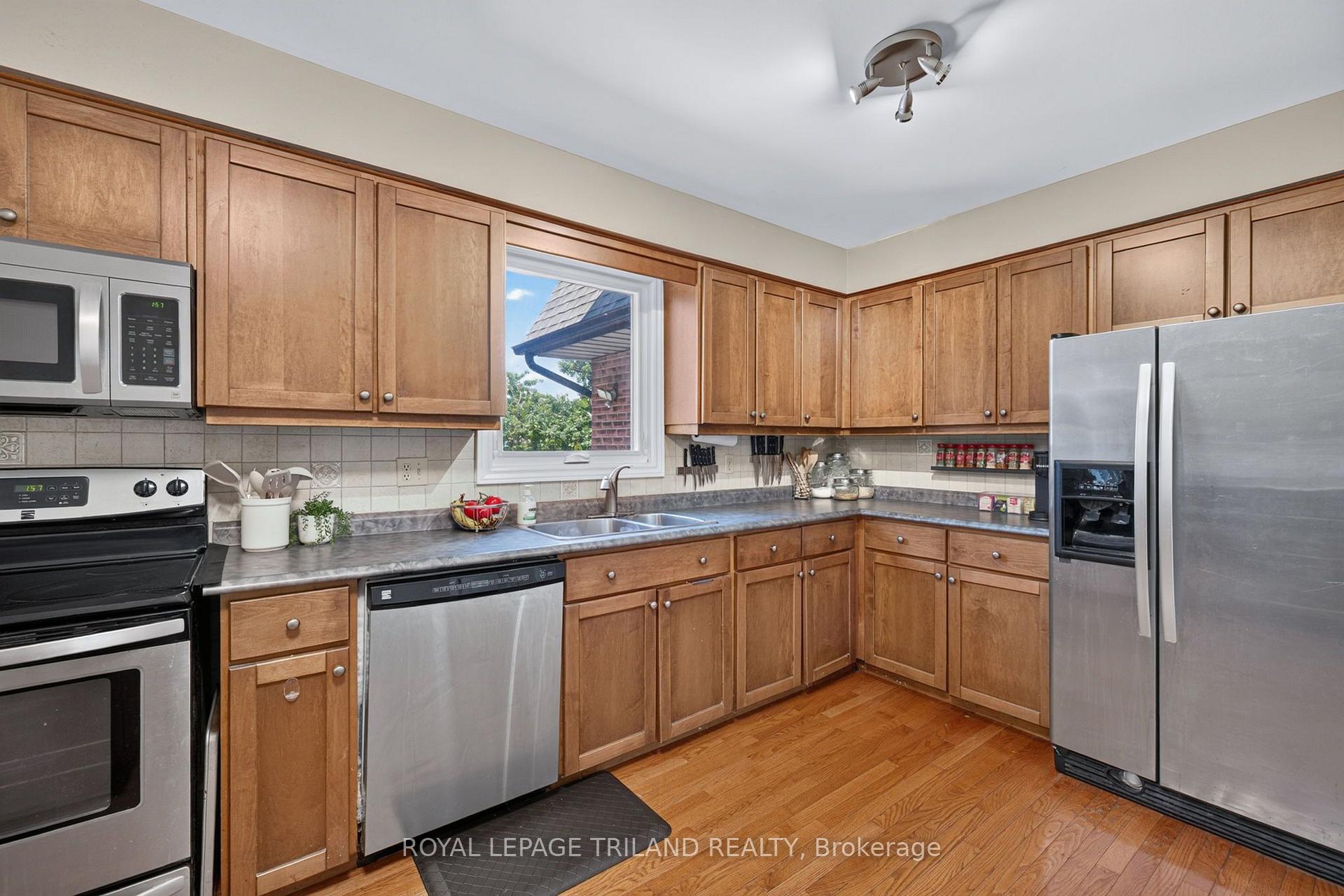 Photo 14 of 1077 Mahogany Crescent, London, North P — HOMEH
