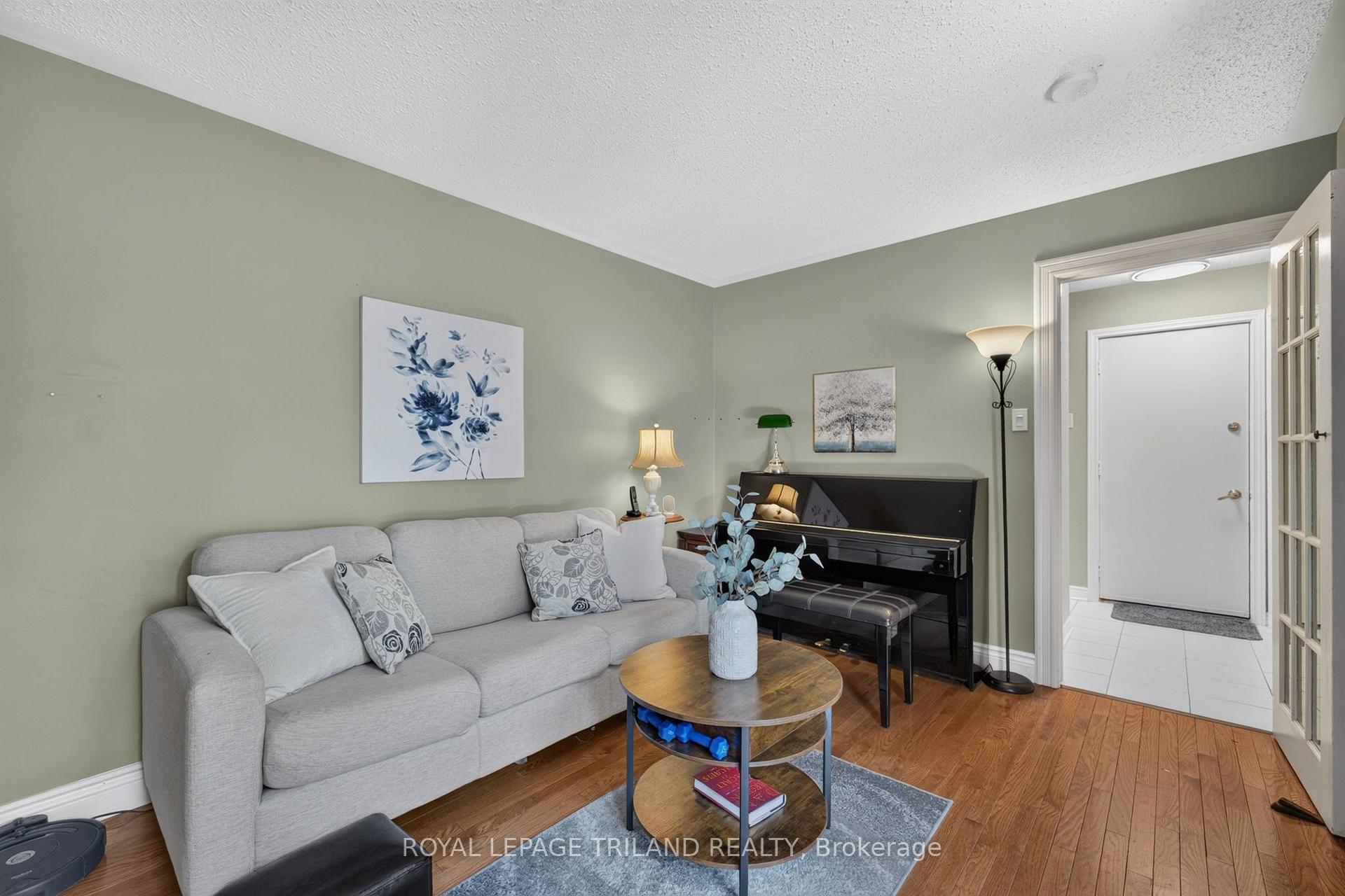 Photo 16 of 1077 Mahogany Crescent, London, North P — HOMEH