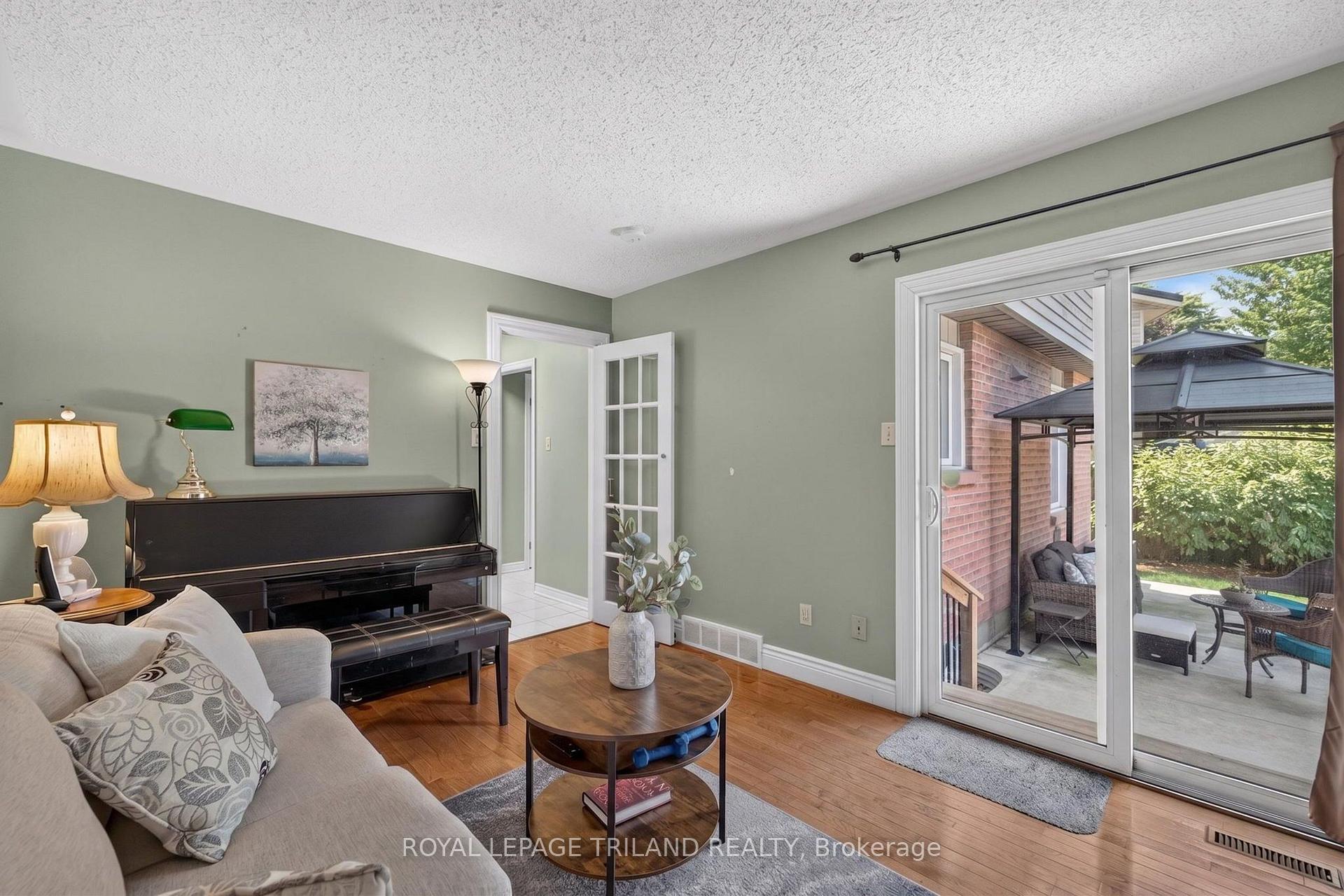 Photo 17 of 1077 Mahogany Crescent, London, North P — HOMEH