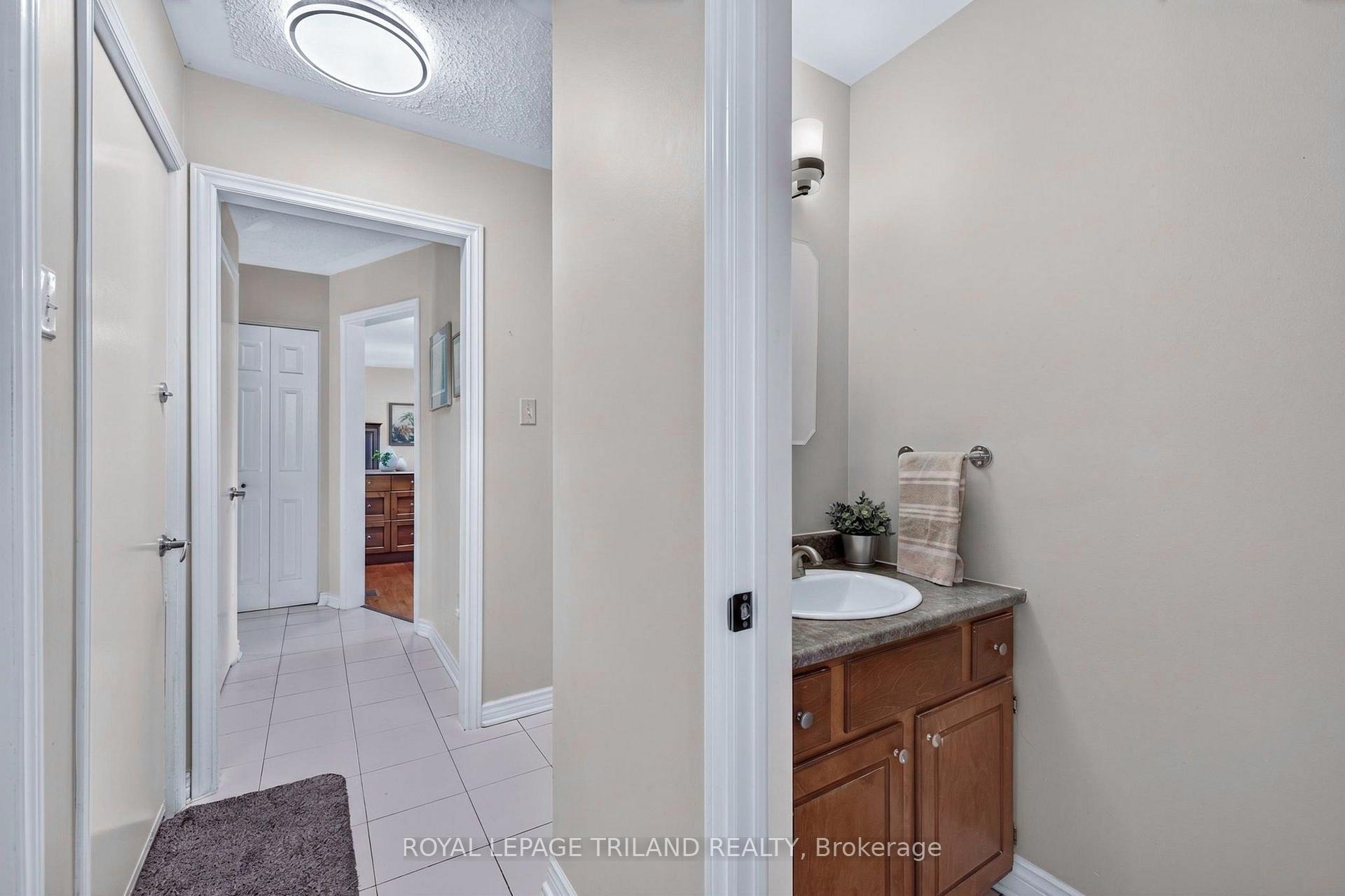 Photo 18 of 1077 Mahogany Crescent, London, North P — HOMEH
