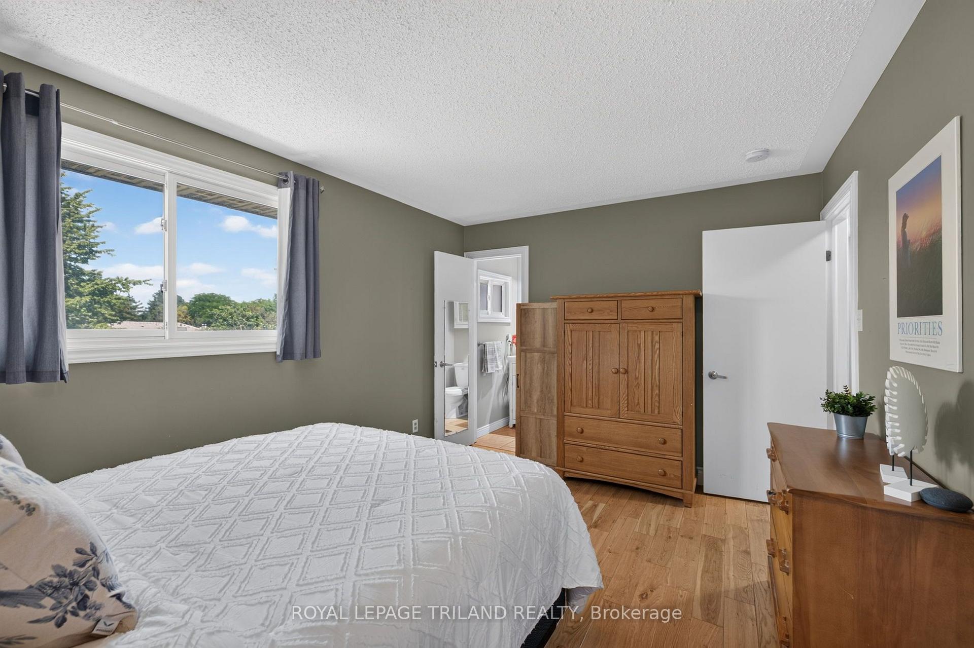 Photo 22 of 1077 Mahogany Crescent, London, North P — HOMEH