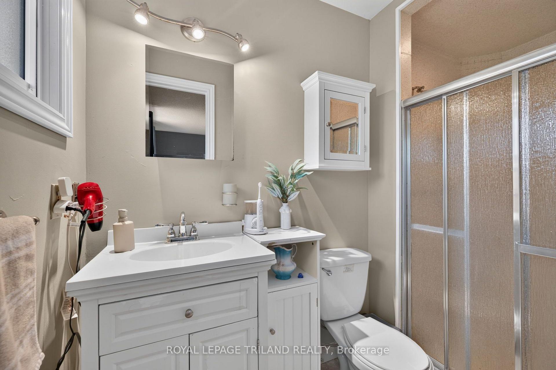 Photo 23 of 1077 Mahogany Crescent, London, North P — HOMEH