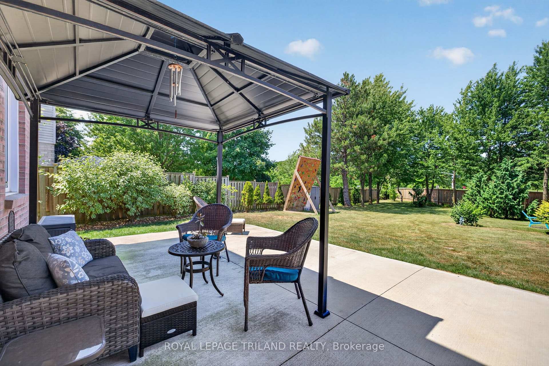 Photo 32 of 1077 Mahogany Crescent, London, North P — HOMEH