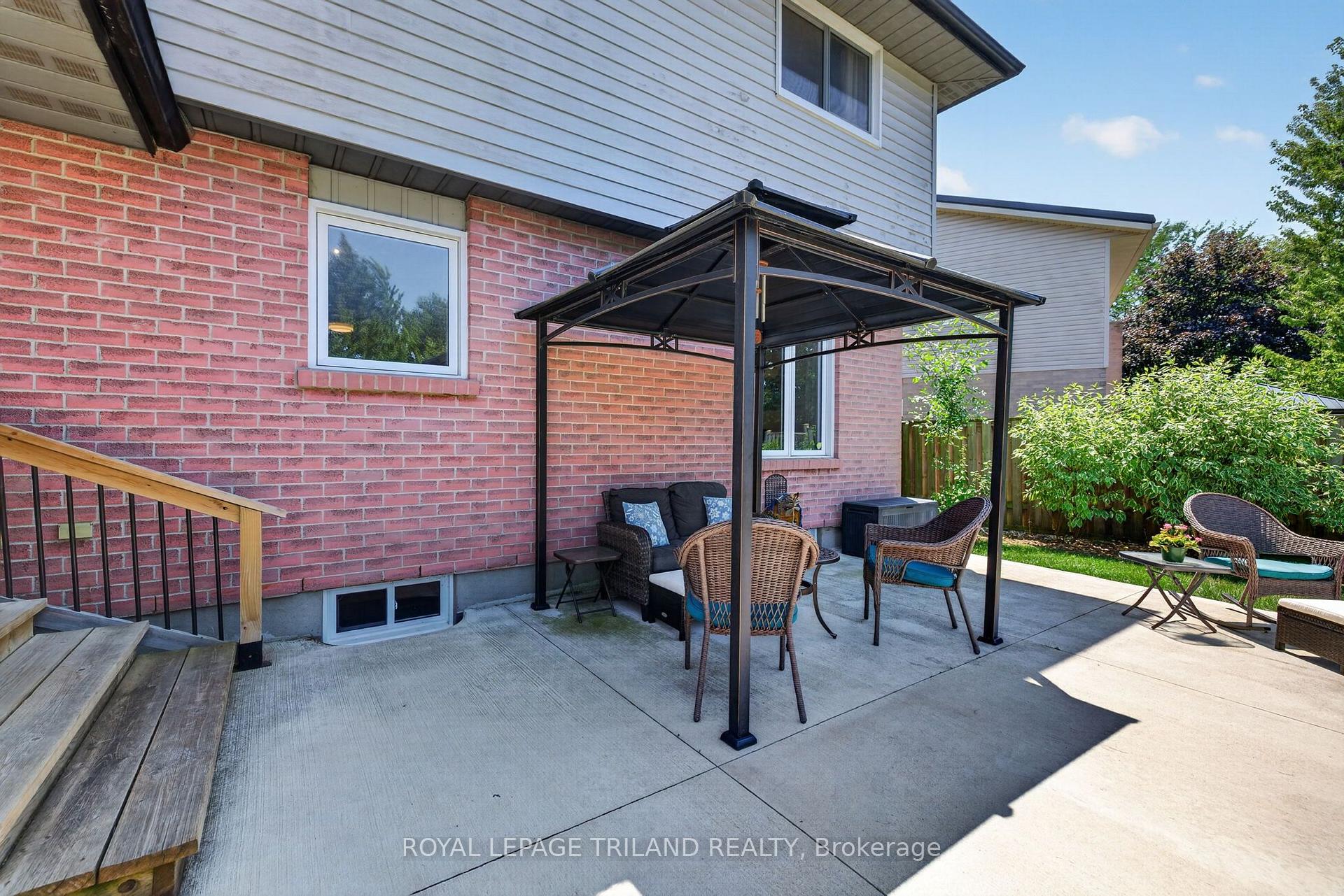 Photo 33 of 1077 Mahogany Crescent, London, North P — HOMEH