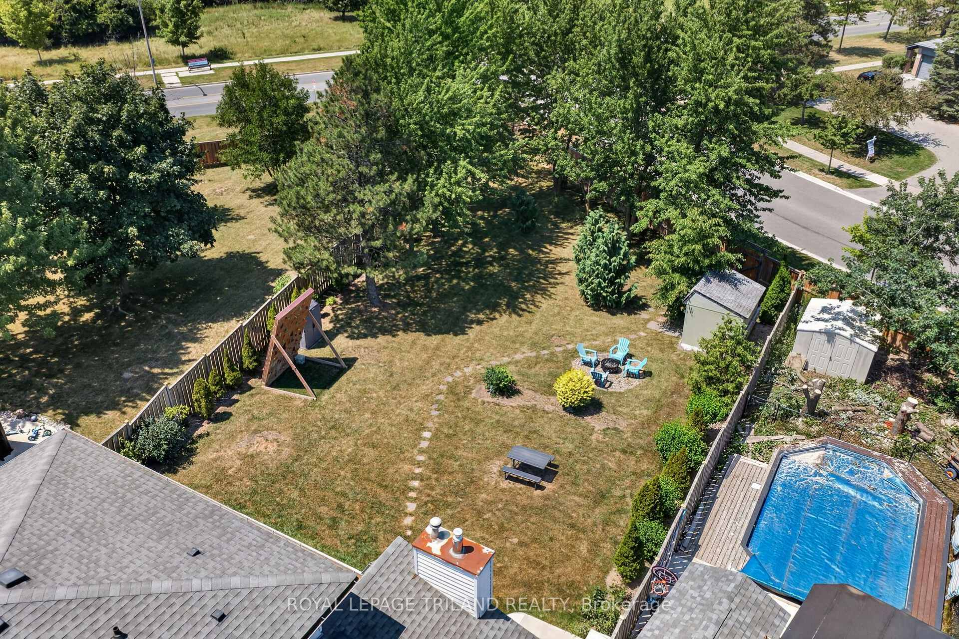 Photo 38 of 1077 Mahogany Crescent, London, North P — HOMEH
