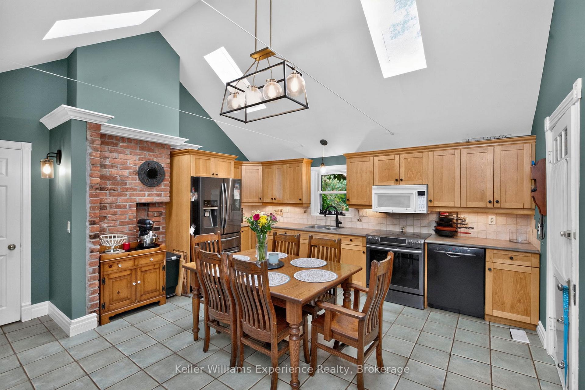 Photo 5 of 3744 Flos 4 Road W, Springwater, Rural Springwater — HOMEH