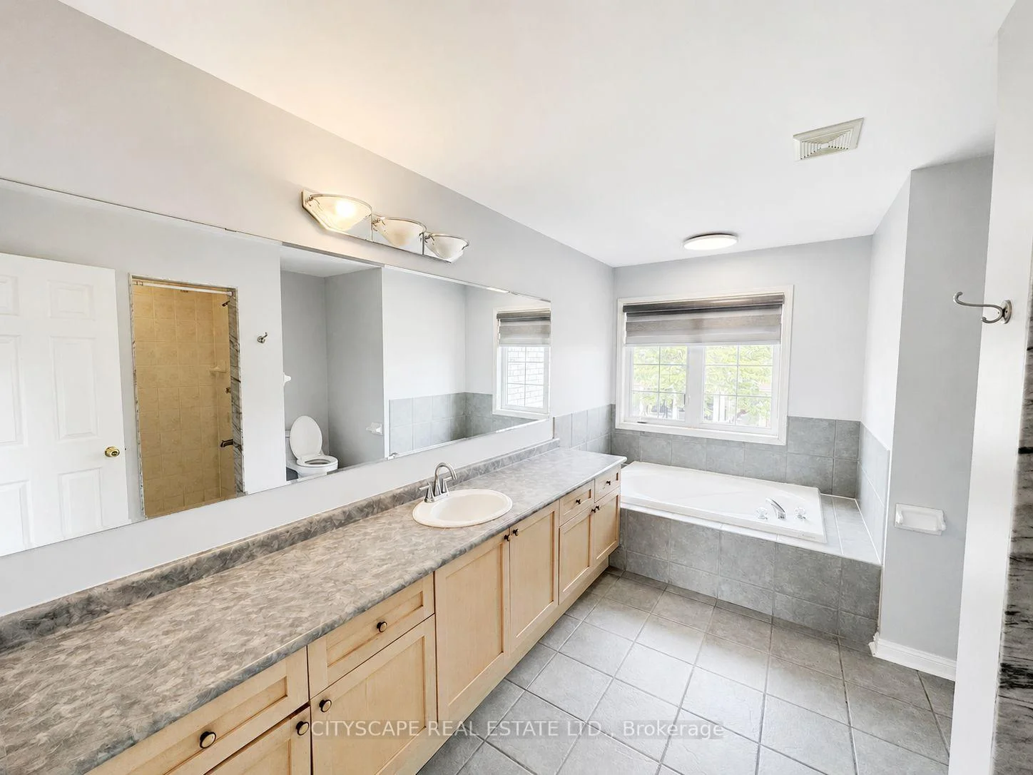 Photo 38 of 19 Selhurst Drive, Brampton, Vales of Castlemore — HOMEH