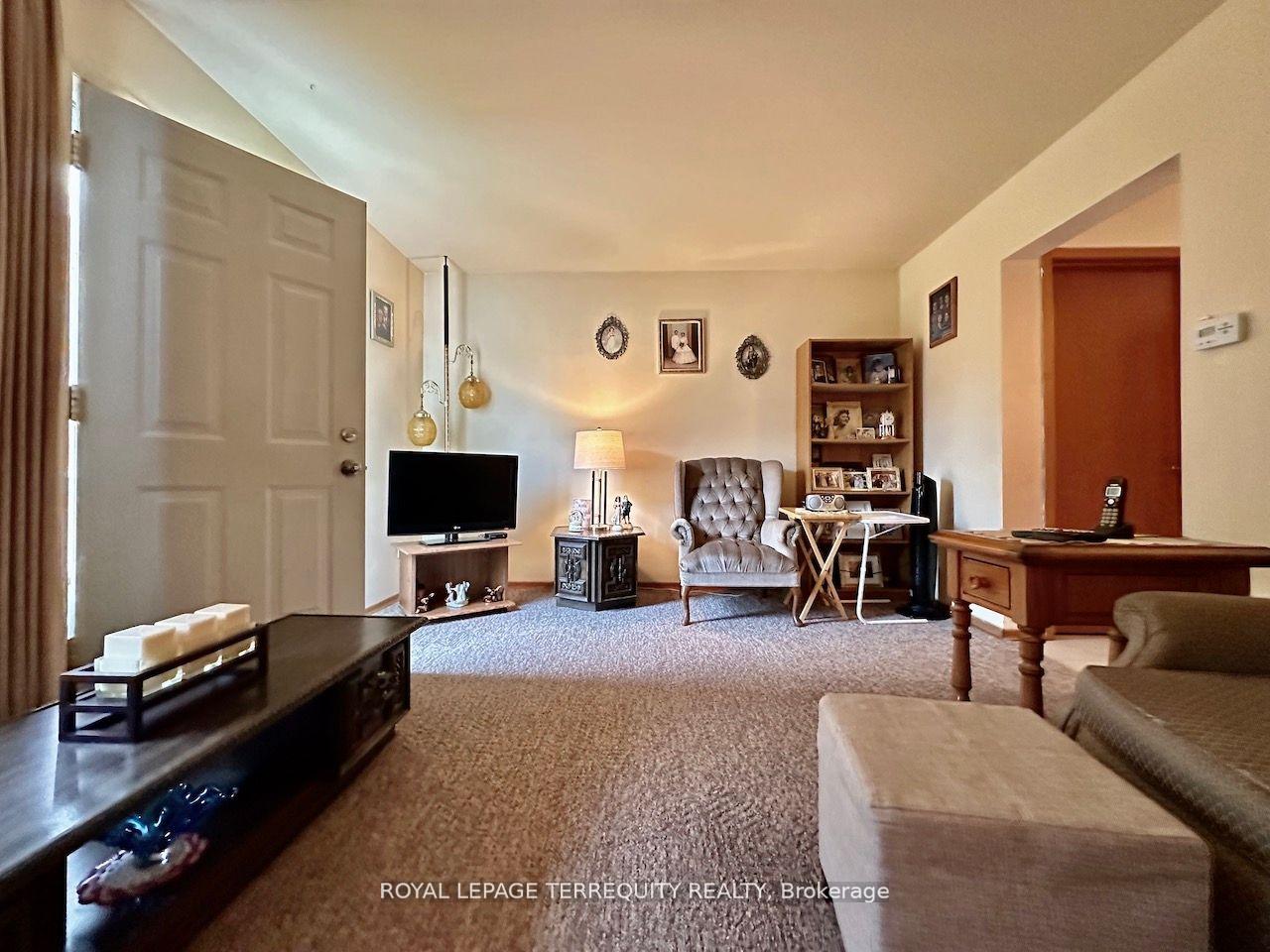 Photo 4 of 35 Orchard Place, Chatham-Kent — HOMEH