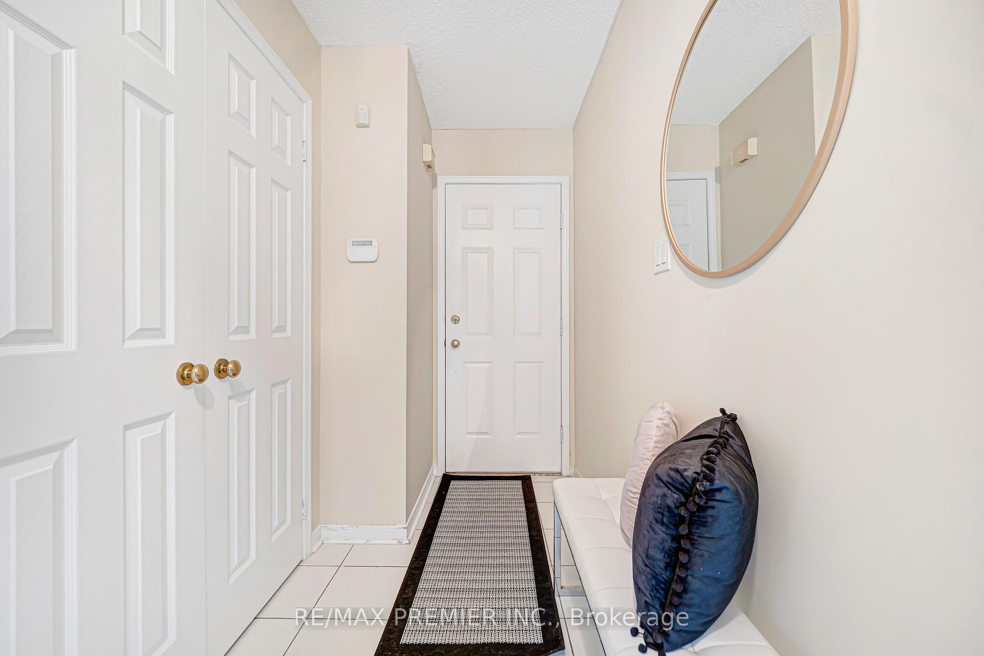 Photo 4 of 90 Pentland Crescent, Vaughan, Maple — HOMEH