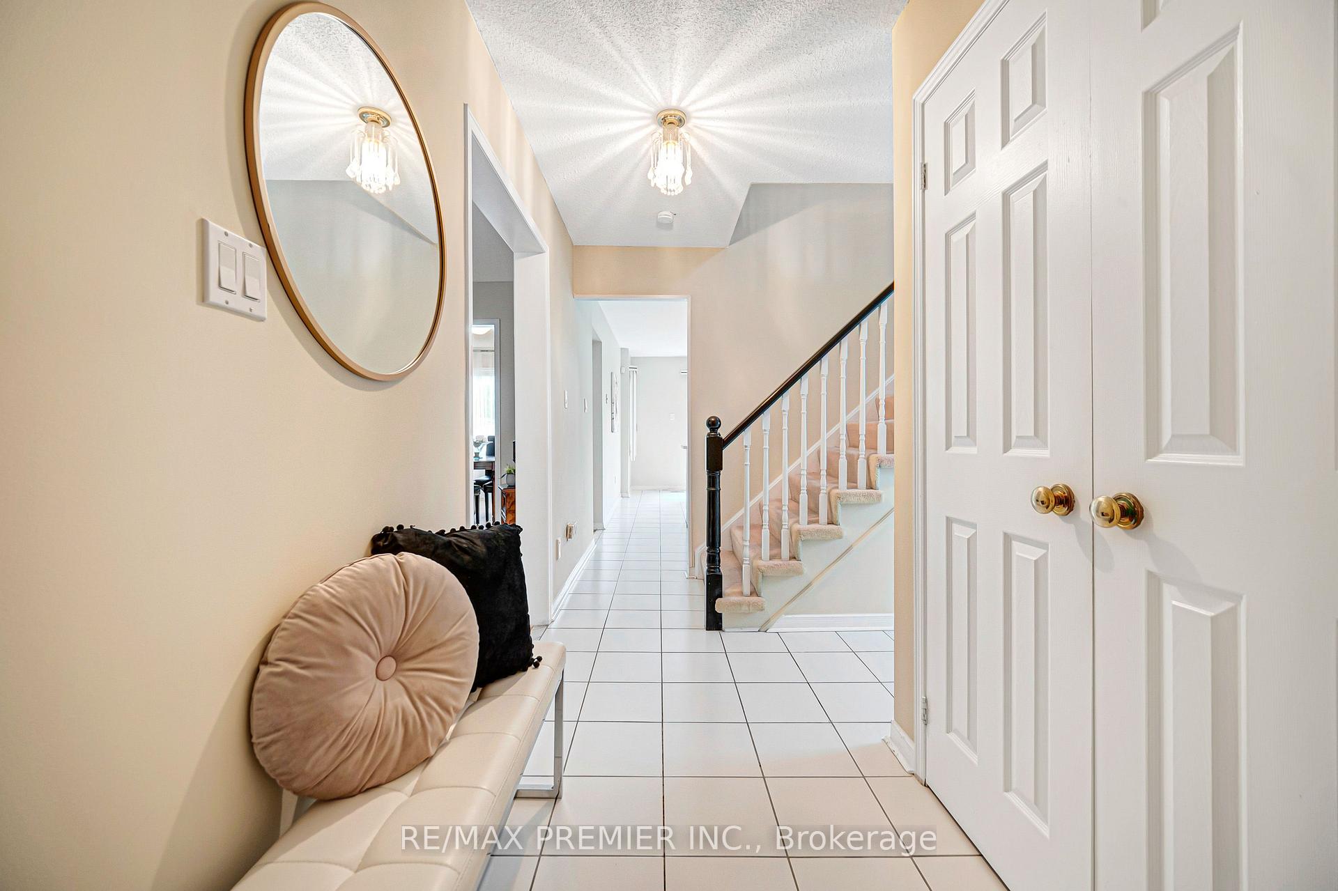 Photo 5 of 90 Pentland Crescent, Vaughan, Maple — HOMEH