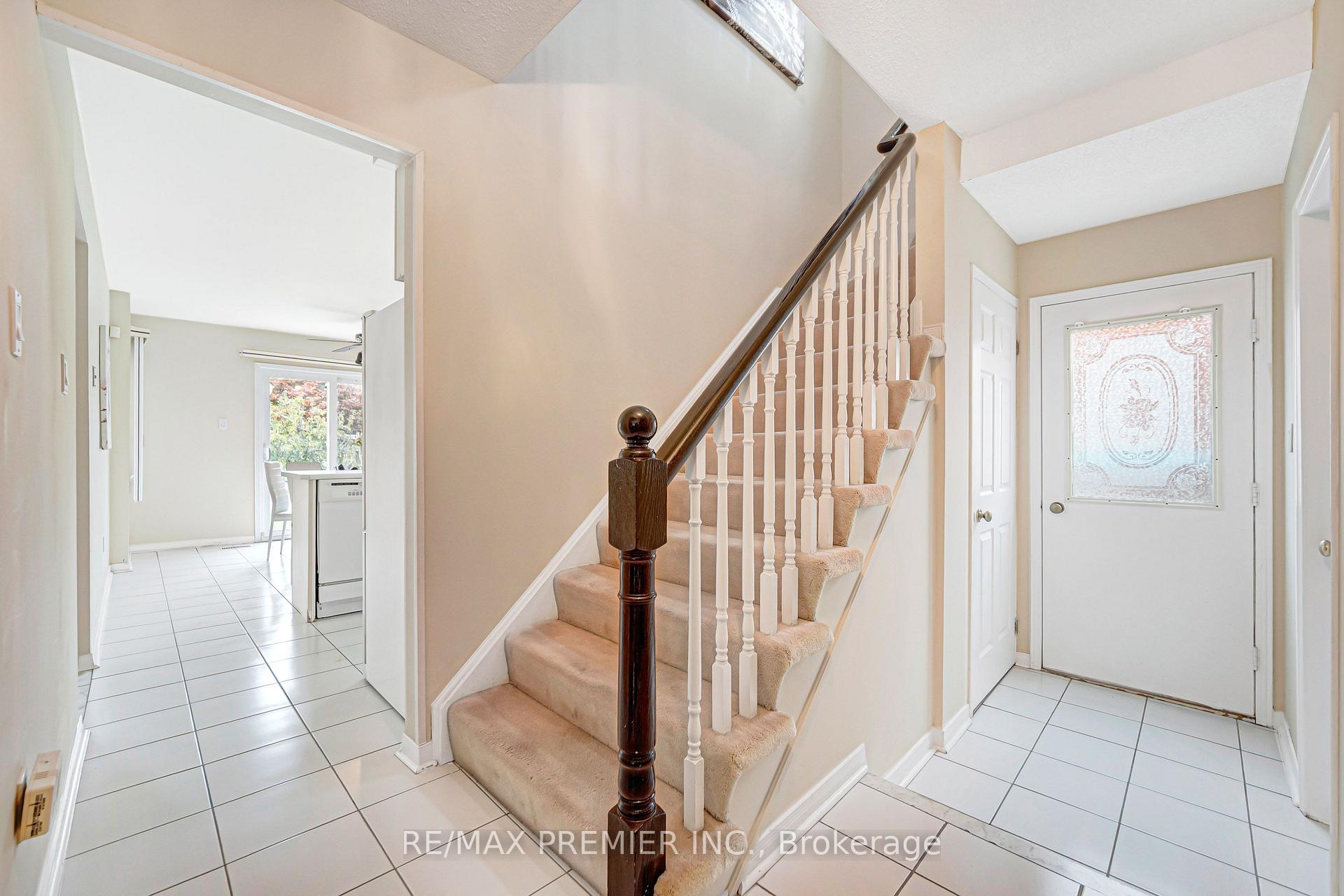 Photo 6 of 90 Pentland Crescent, Vaughan, Maple — HOMEH