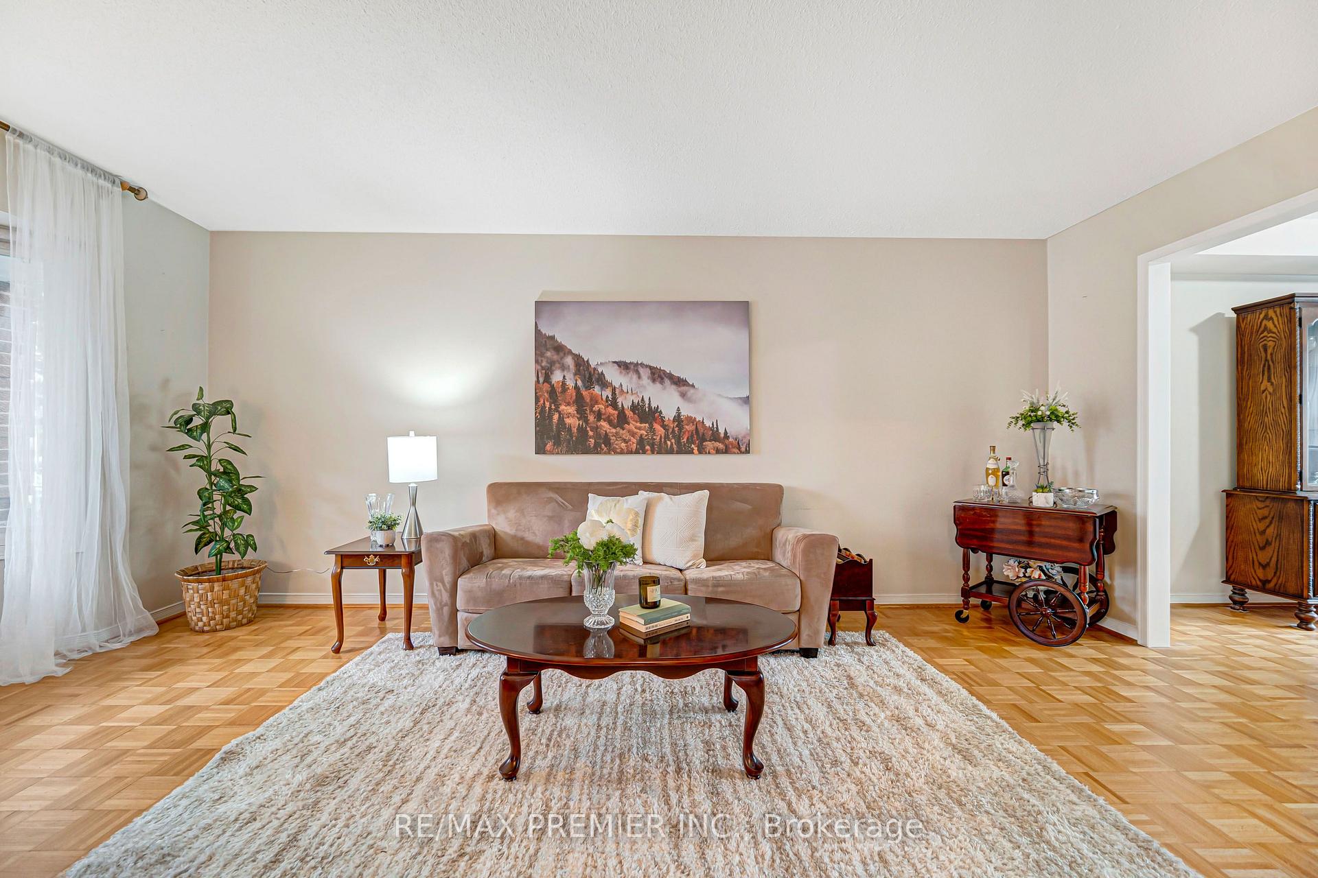 Photo 9 of 90 Pentland Crescent, Vaughan, Maple — HOMEH