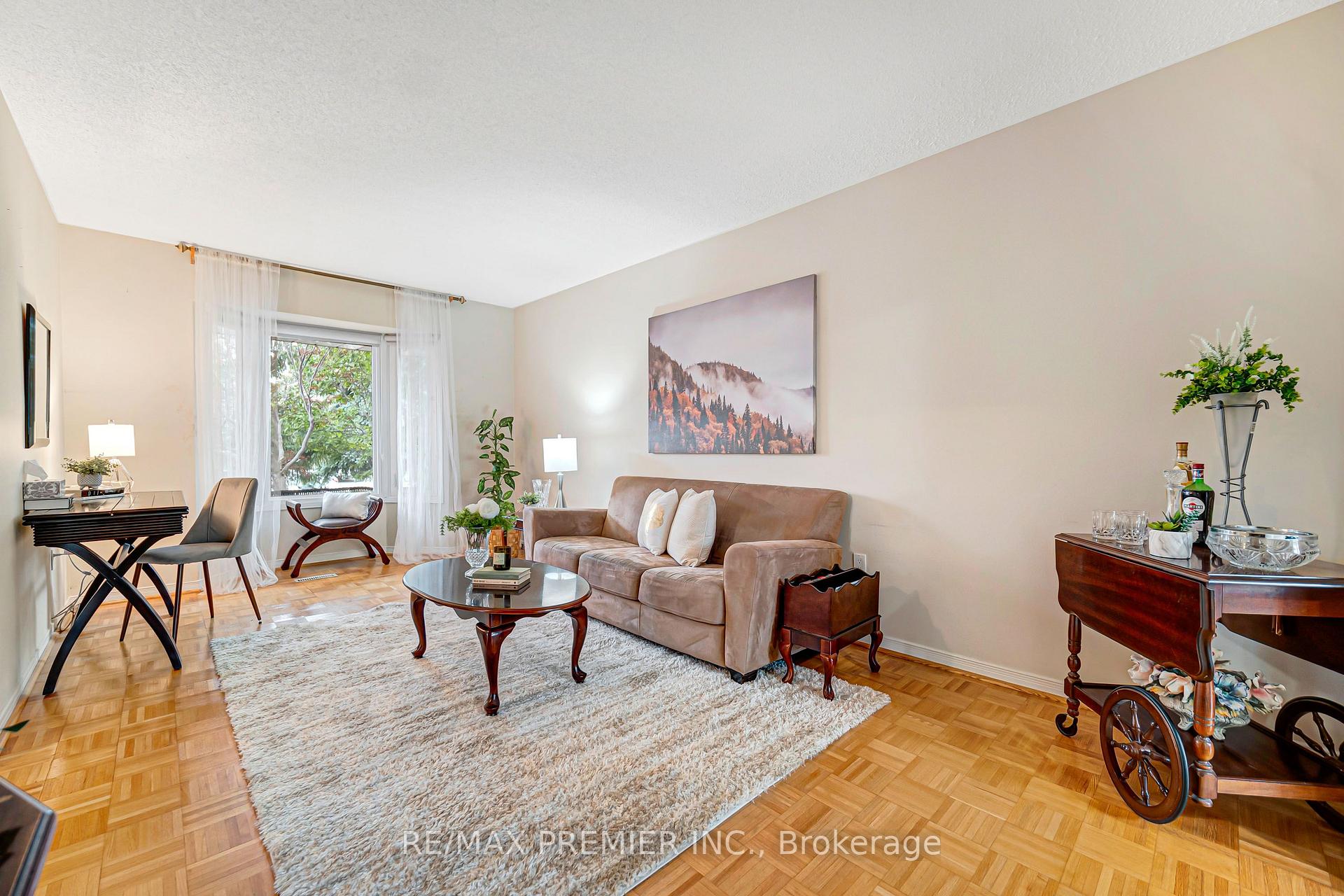Photo 10 of 90 Pentland Crescent, Vaughan, Maple — HOMEH