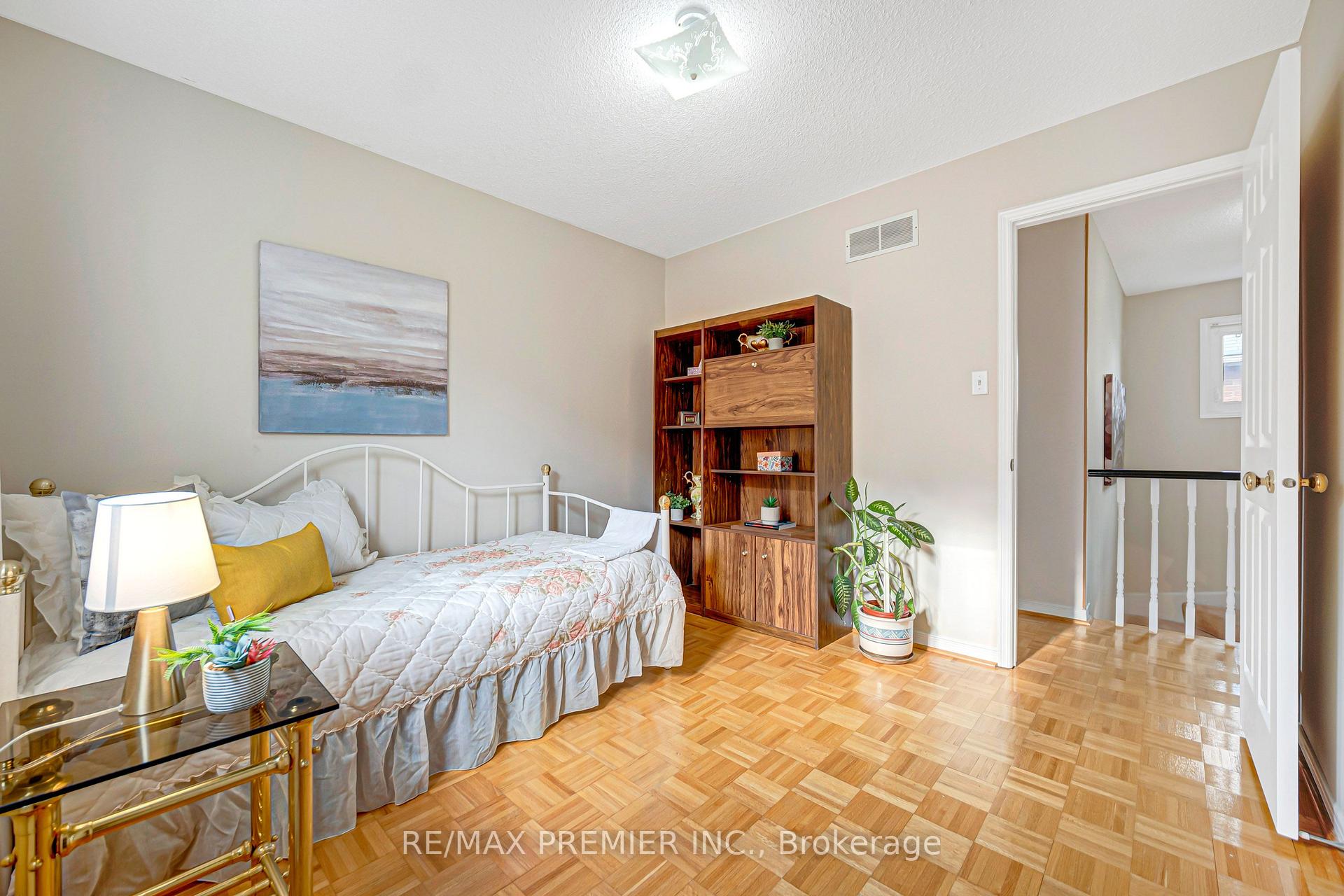 Photo 31 of 90 Pentland Crescent, Vaughan, Maple — HOMEH
