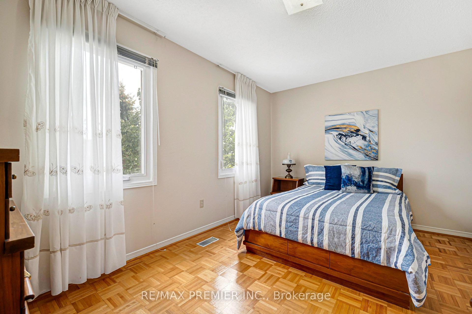 Photo 32 of 90 Pentland Crescent, Vaughan, Maple — HOMEH
