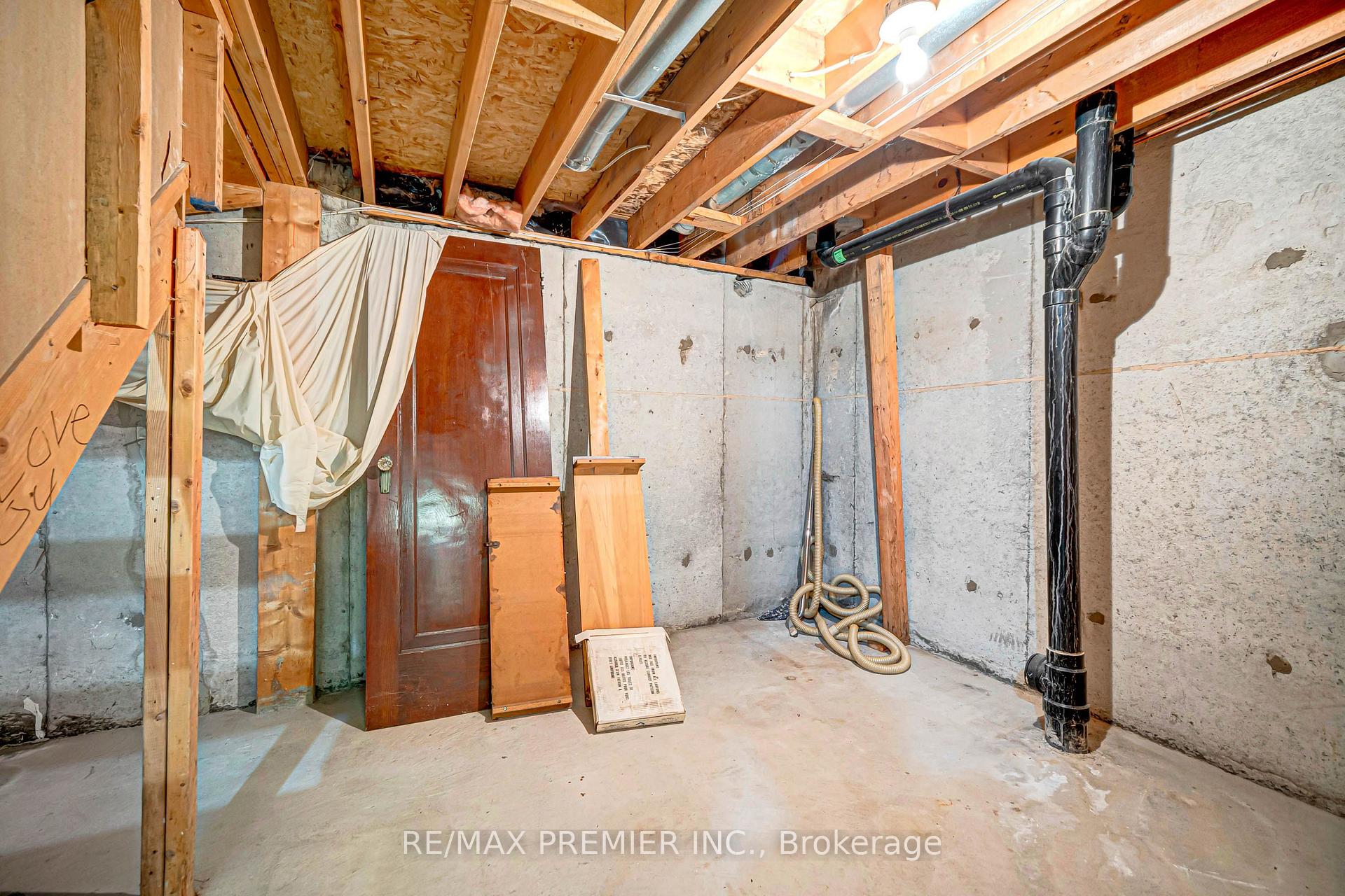 Photo 41 of 90 Pentland Crescent, Vaughan, Maple — HOMEH