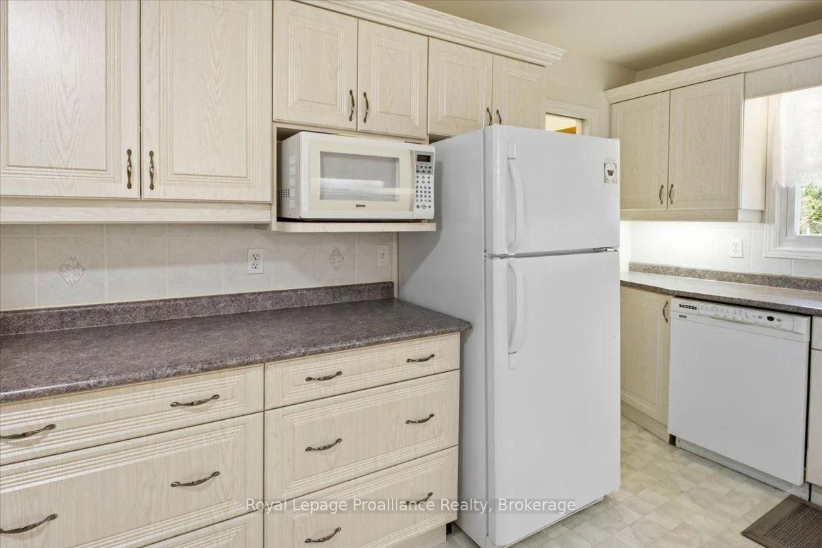 Photo 44 of 68 Riverside Parkway, Quinte West, Sidney Ward — HOMEH