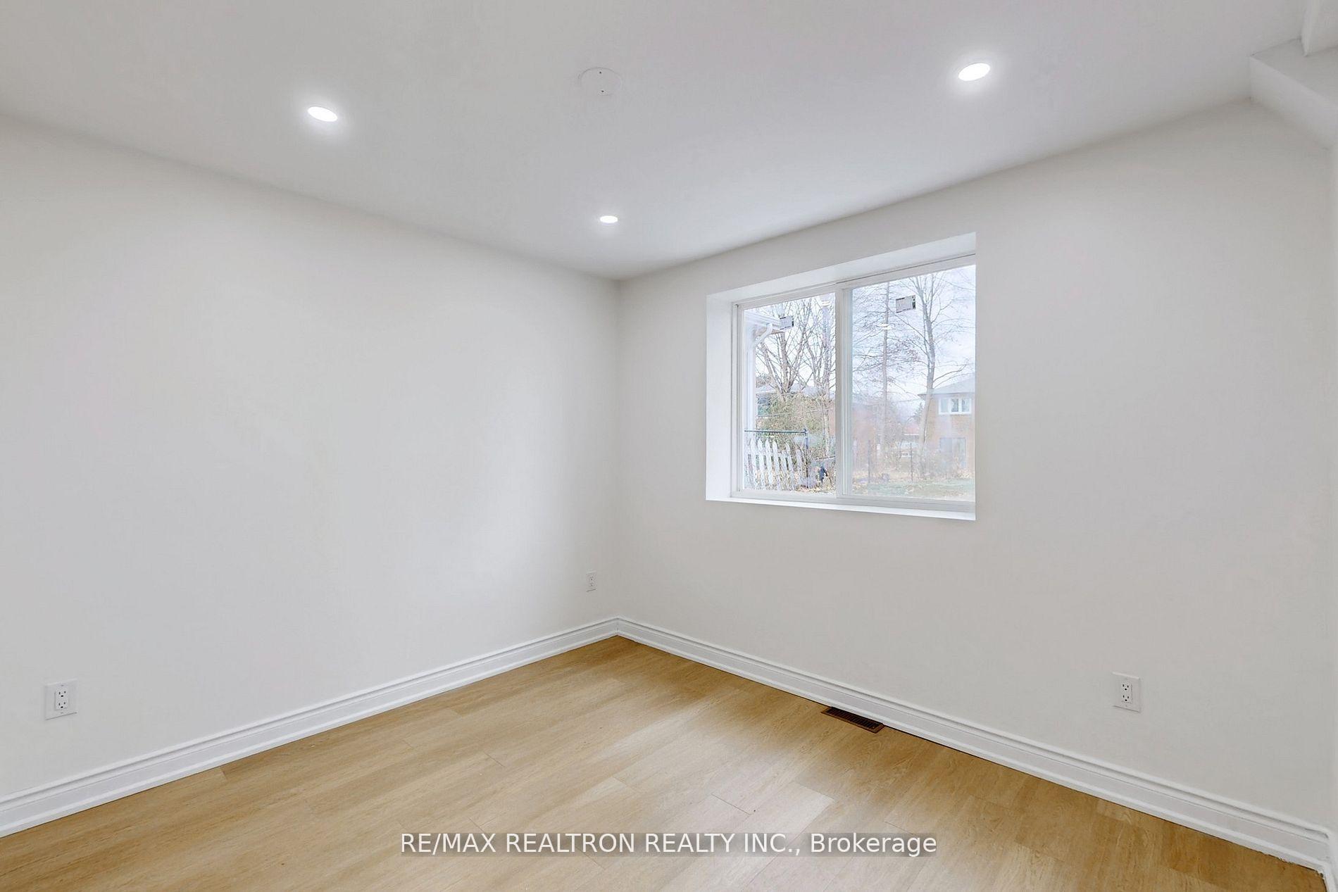 Photo 3 of 6 Deering Crescent, North York, Newtonbrook East — HOMEH
