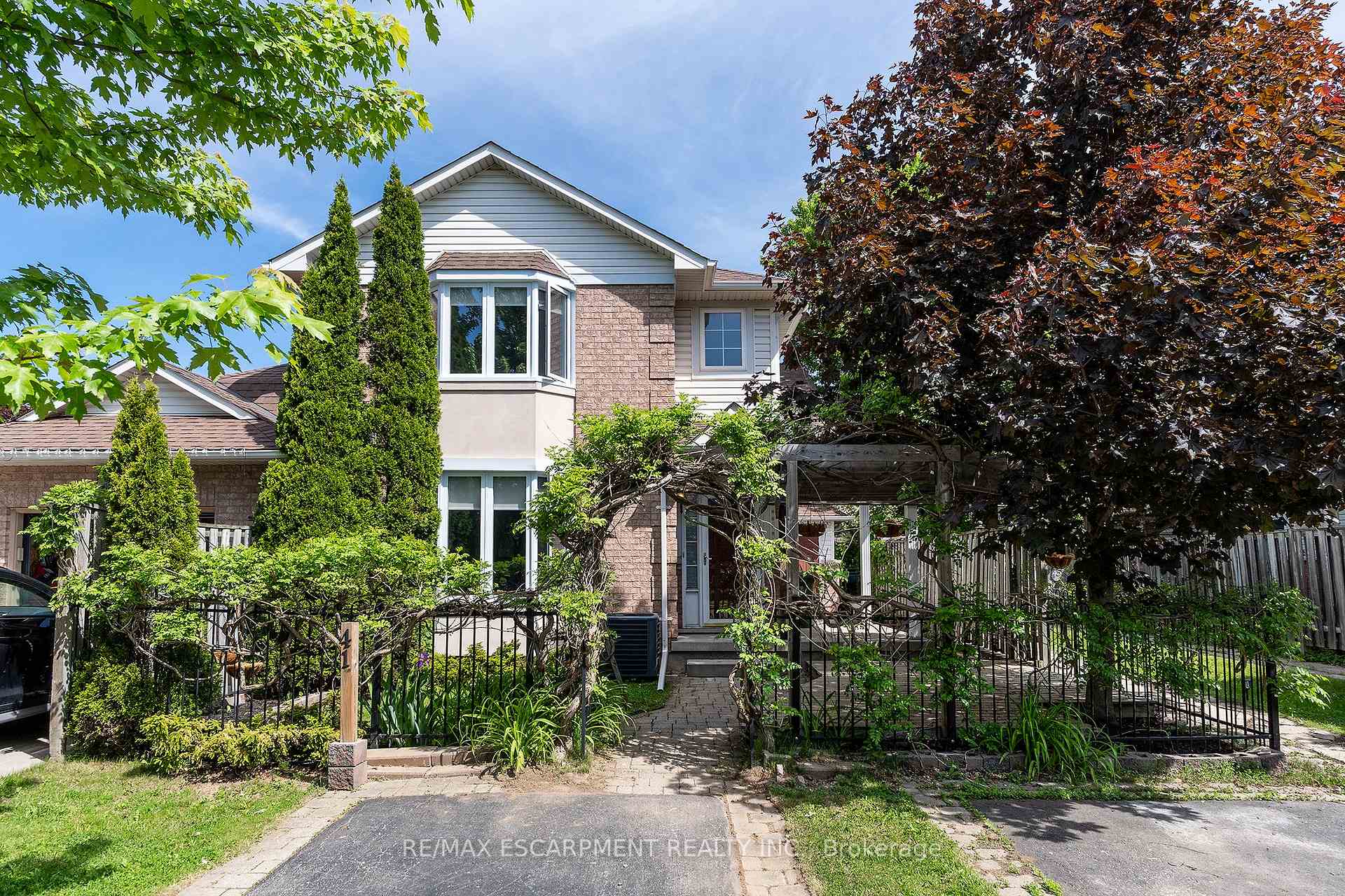 Photo 1 of 41 Valridge Drive, Hamilton, Ancaster — HOMEH