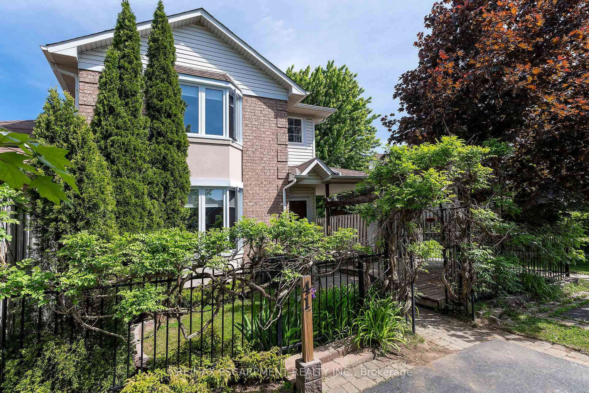 Photo 2 of 41 Valridge Drive, Hamilton, Ancaster — HOMEH