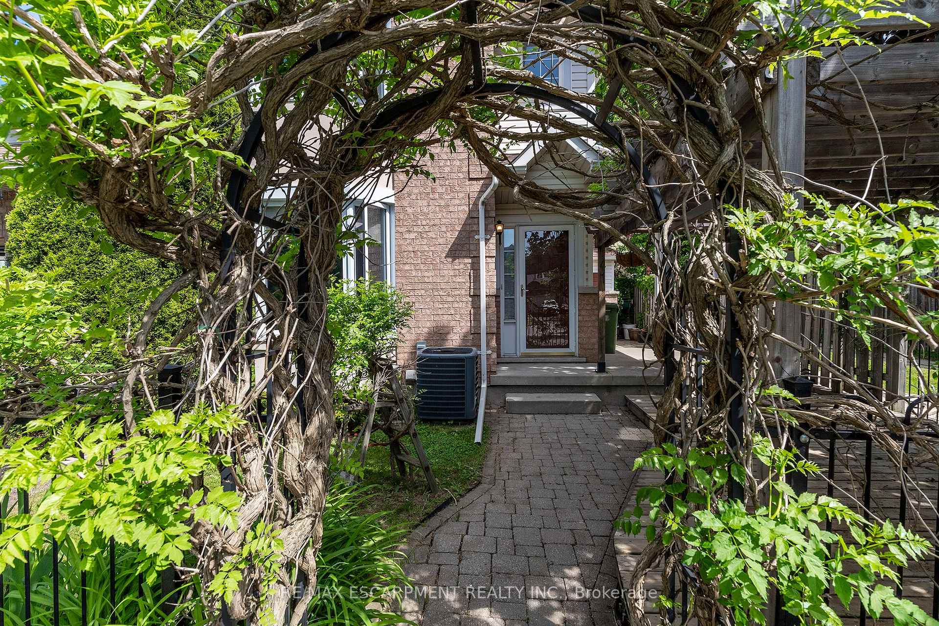Photo 3 of 41 Valridge Drive, Hamilton, Ancaster — HOMEH