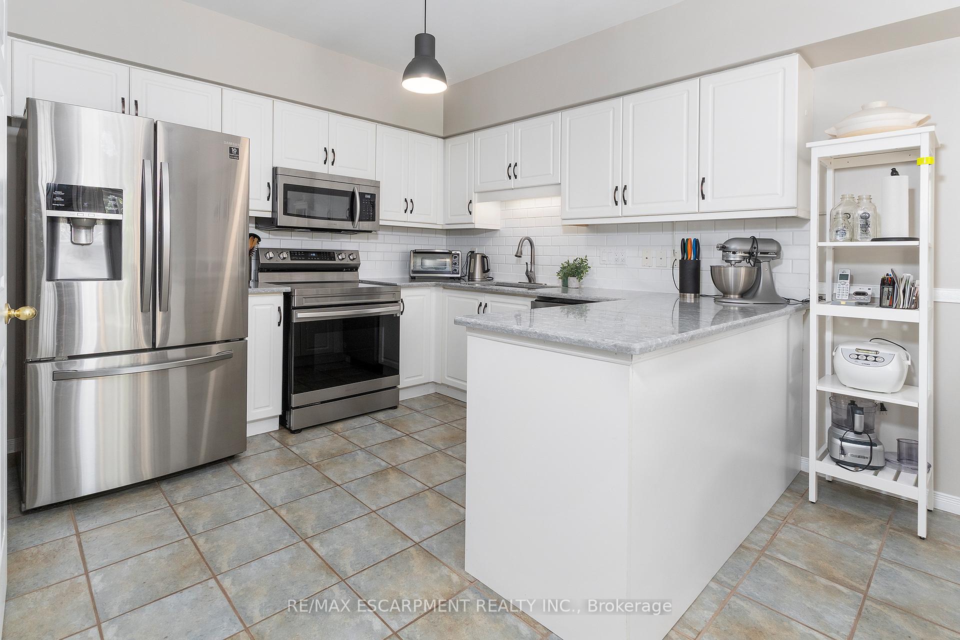 Photo 8 of 41 Valridge Drive, Hamilton, Ancaster — HOMEH
