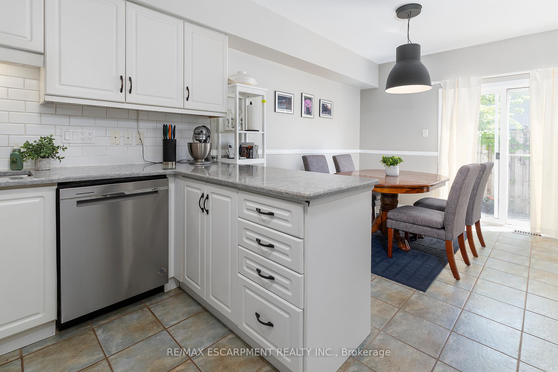 Photo 9 of 41 Valridge Drive, Hamilton, Ancaster — HOMEH