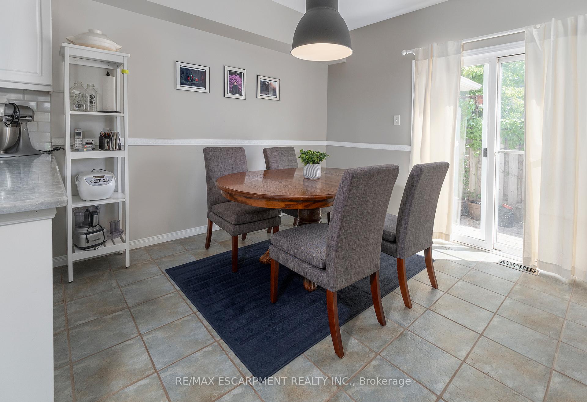 Photo 11 of 41 Valridge Drive, Hamilton, Ancaster — HOMEH