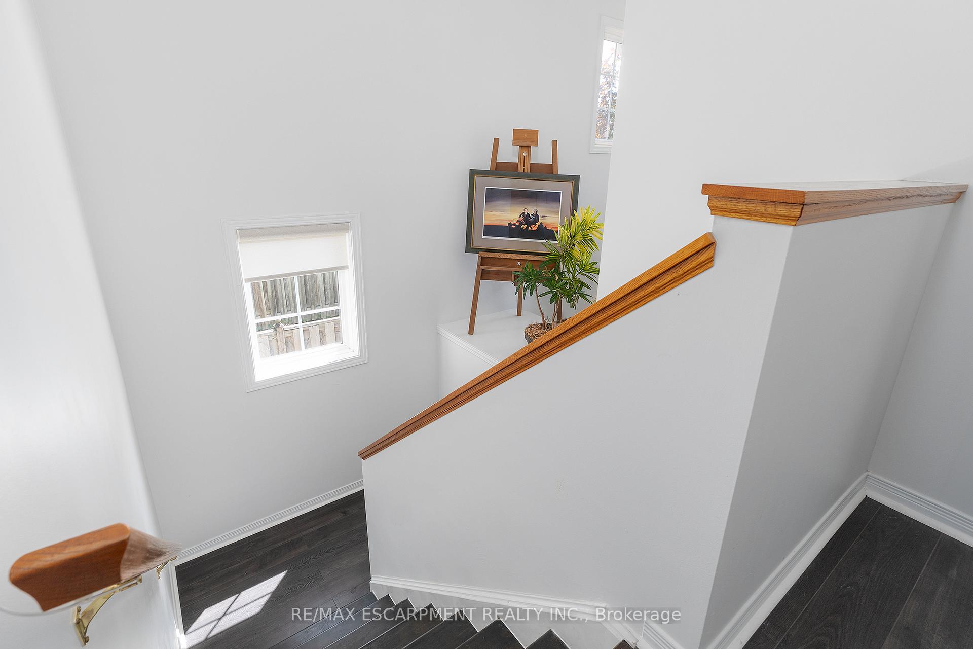 Photo 13 of 41 Valridge Drive, Hamilton, Ancaster — HOMEH