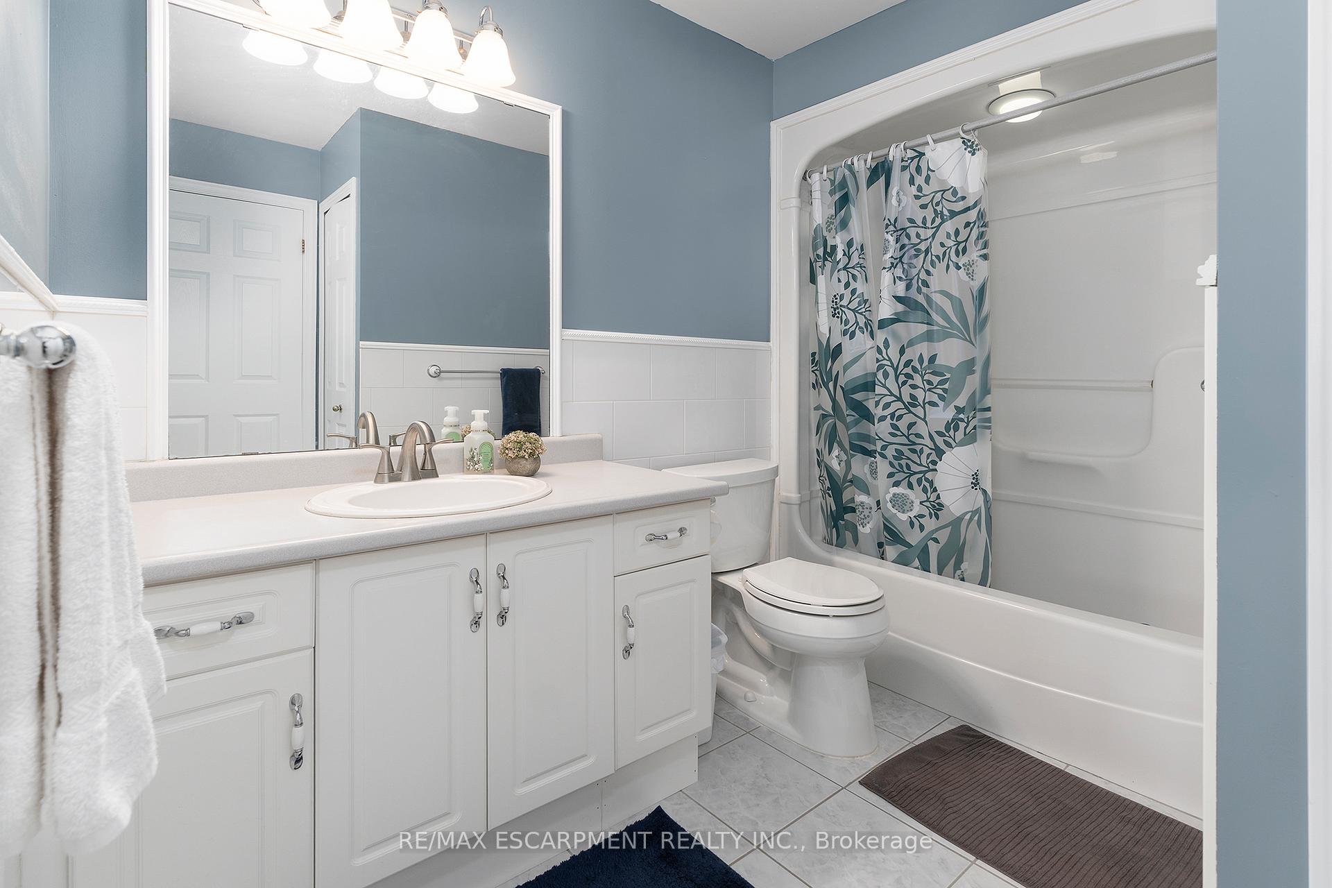 Photo 16 of 41 Valridge Drive, Hamilton, Ancaster — HOMEH