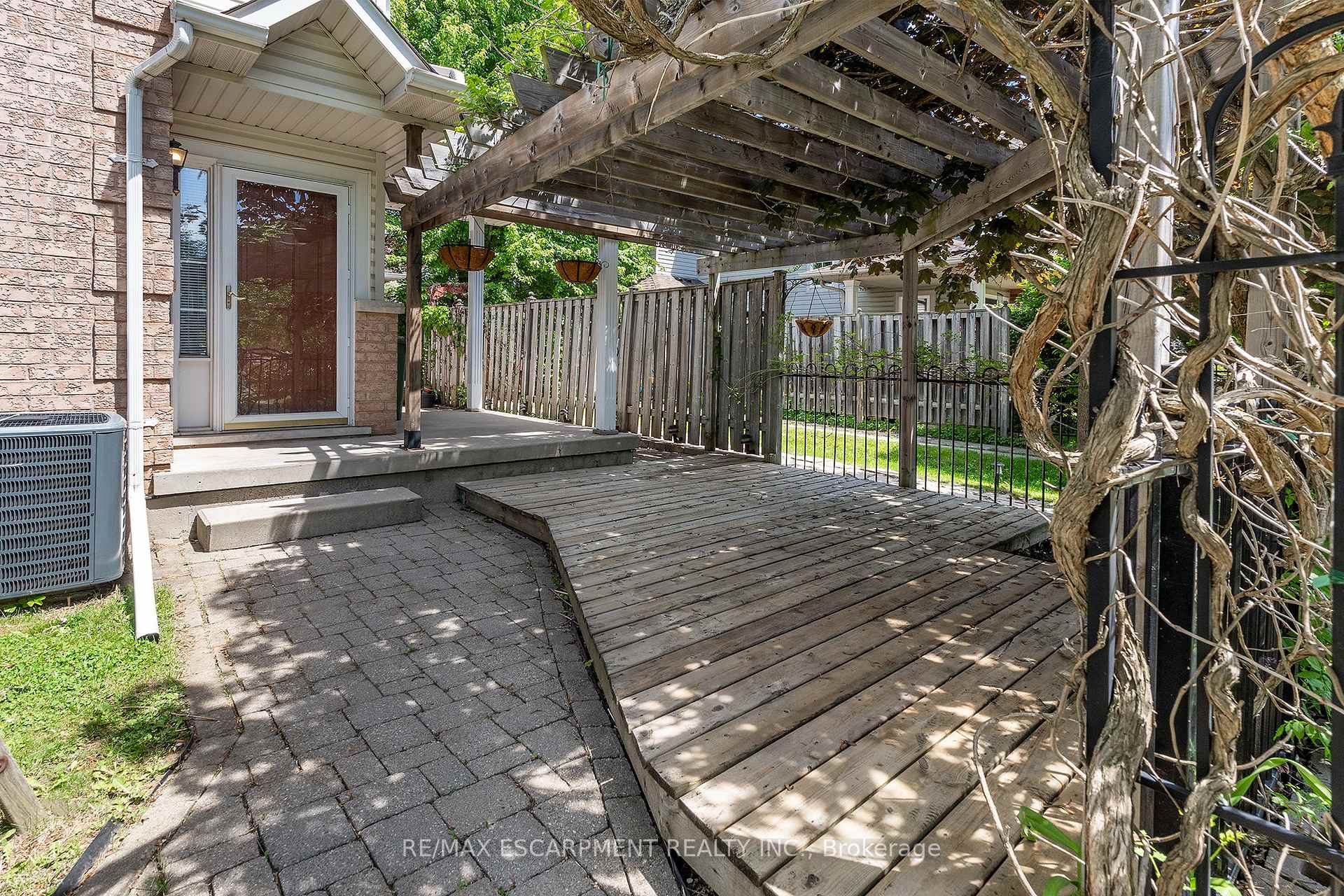 Photo 20 of 41 Valridge Drive, Hamilton, Ancaster — HOMEH