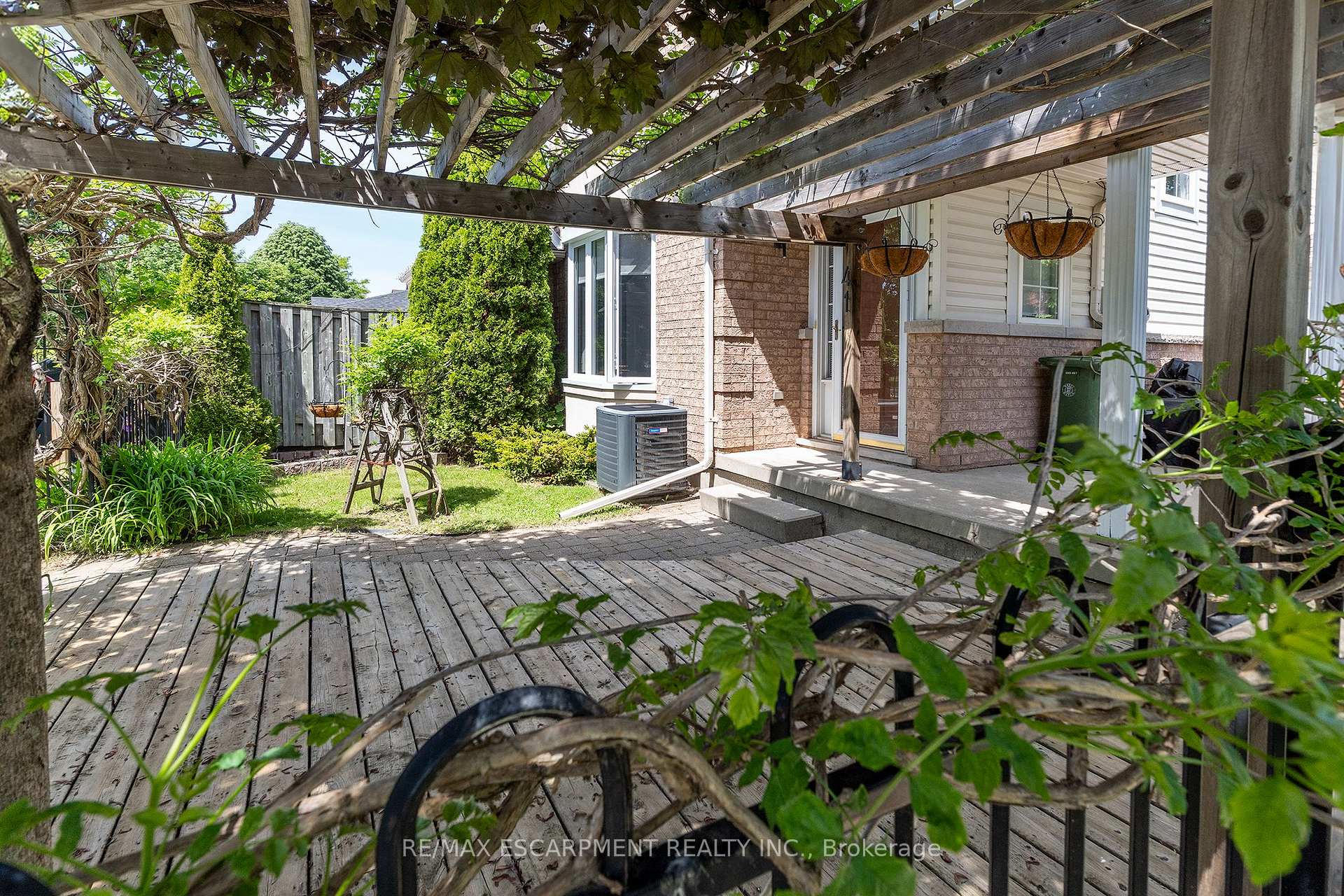 Photo 21 of 41 Valridge Drive, Hamilton, Ancaster — HOMEH