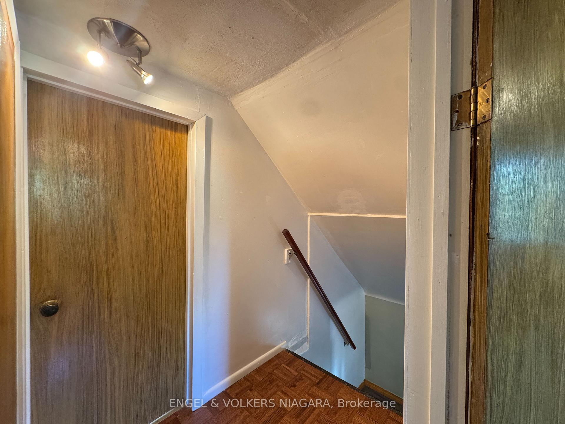 Photo 5 of 61 Hamilton Street, St. Catharines, Western Hill — HOMEH