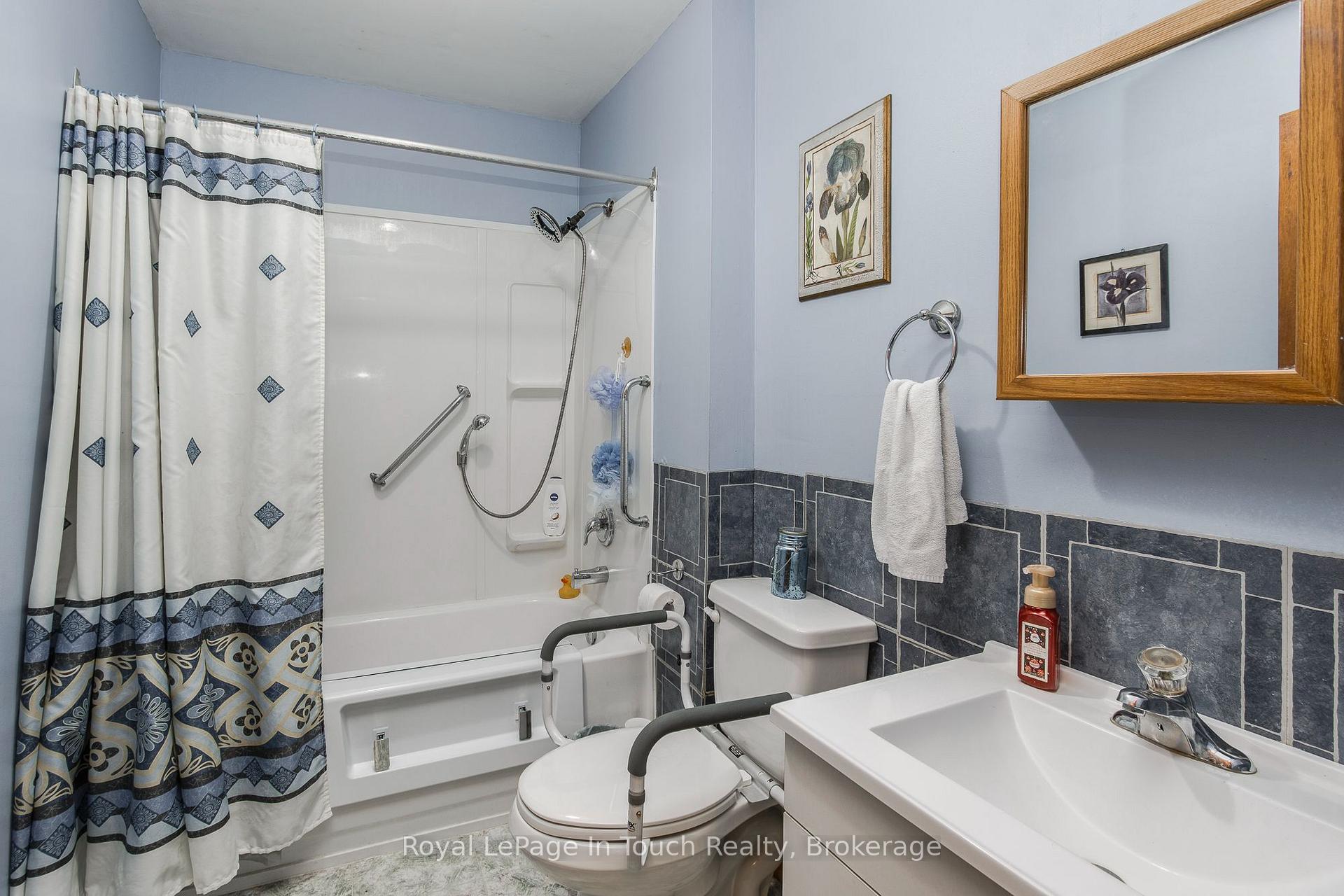 Photo 11 of 323 William Street, Midland — HOMEH