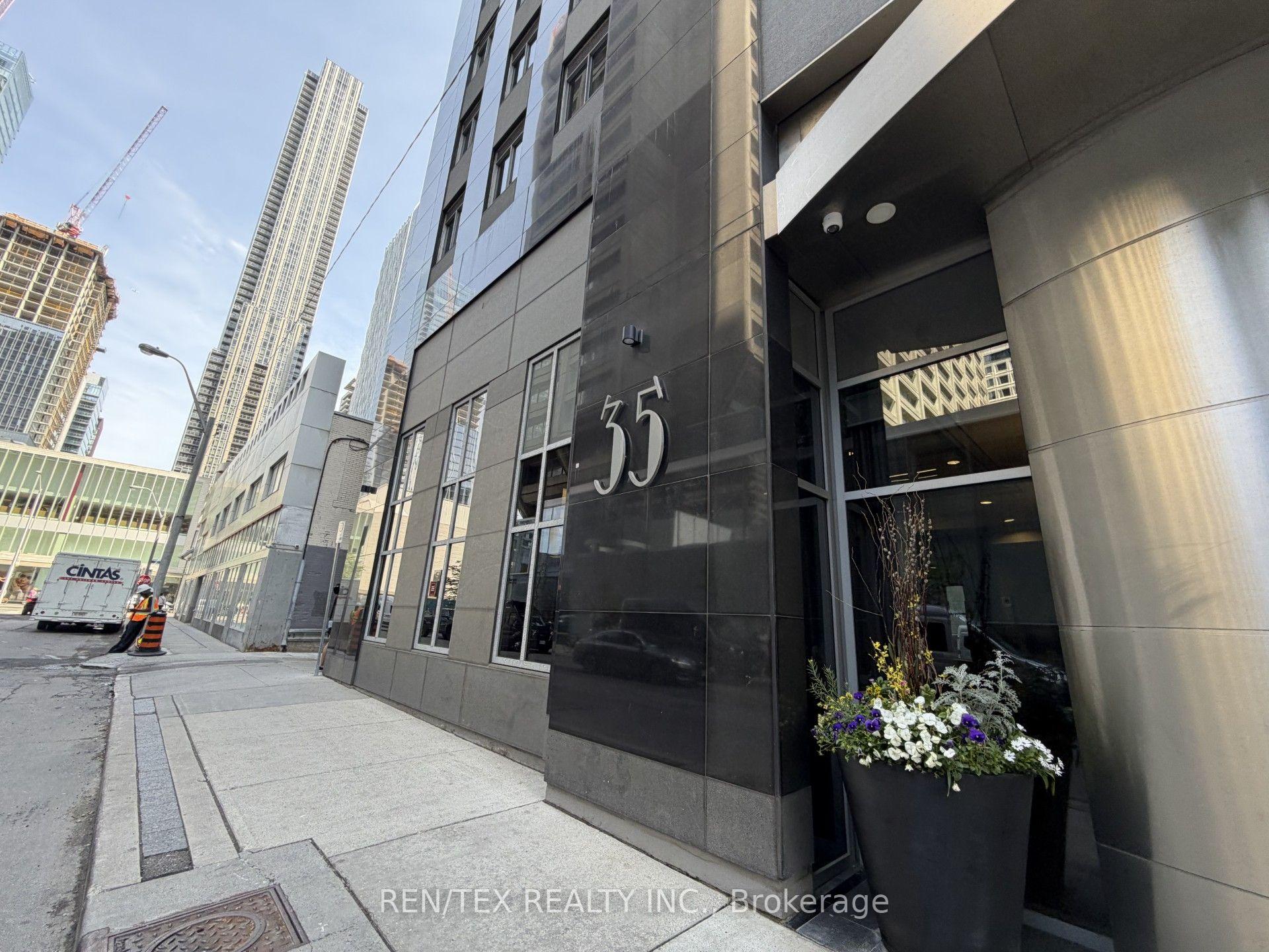Front of Unit PH01, 35 Balmuto Street