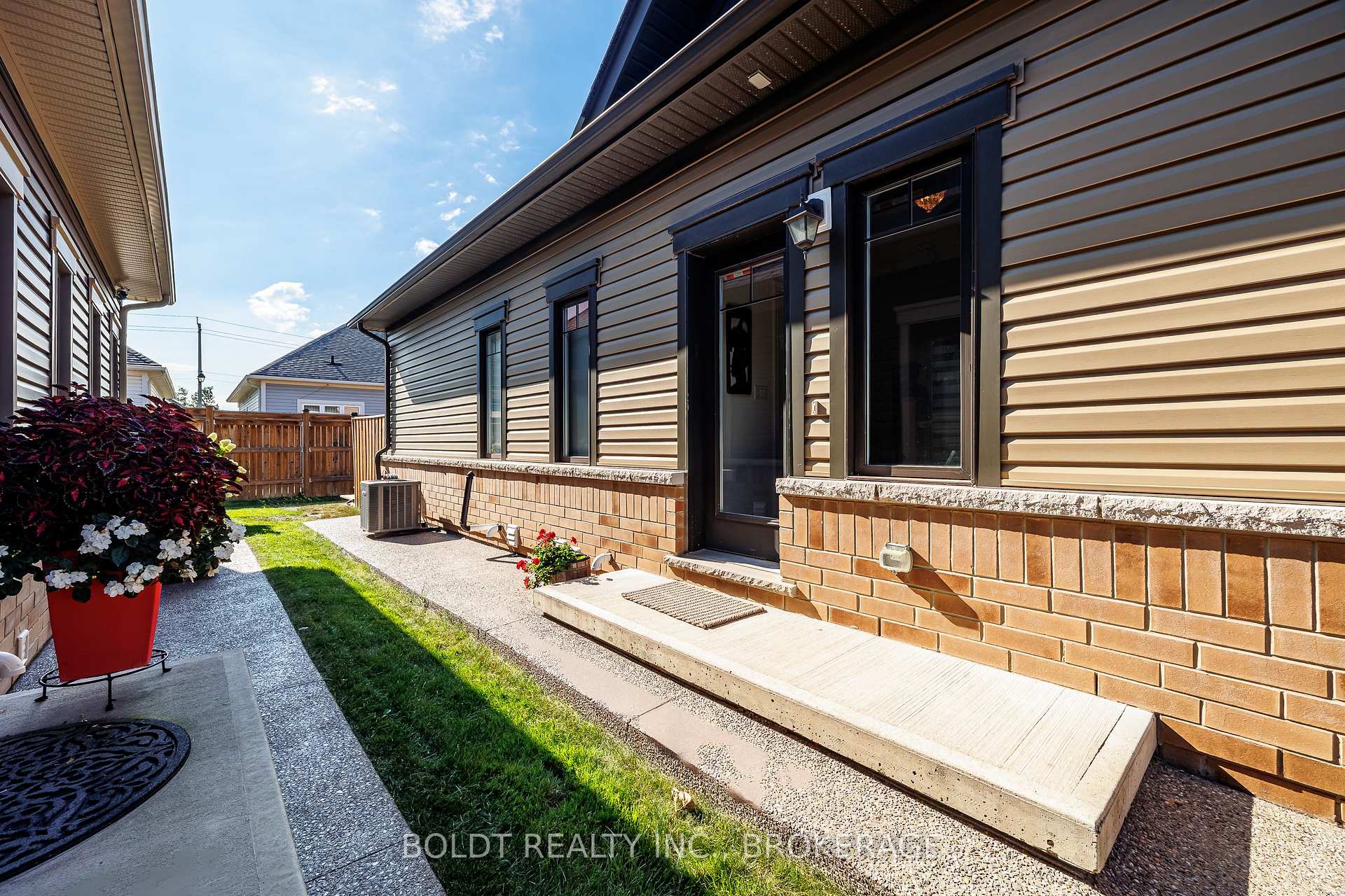 Photo 27 of 35 Cosmopolitan Common, St. Catharines, Carlton/Bunting — HOMEH