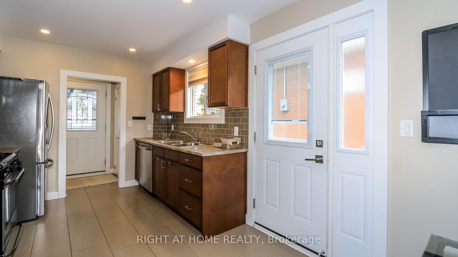 Photo 8 of 15 Highview Road, Barrie, Wellington — HOMEH